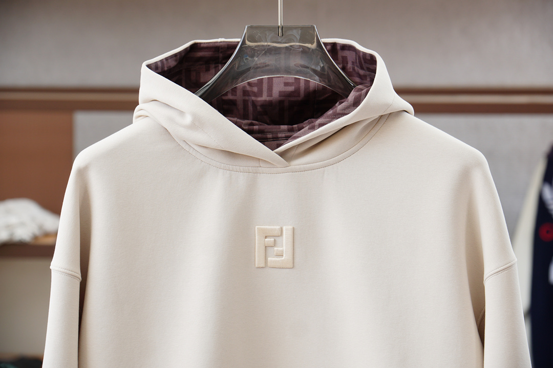 2025秋冬系列上新✨FEND*芬迪 棉质连帽卫衣此款卫衣衫选用定制进口空气层针织棉布制成，该面料手感轻