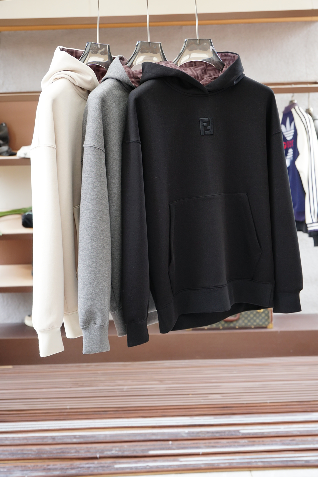 2025秋冬系列上新✨FEND*芬迪 棉质连帽卫衣此款卫衣衫选用定制进口空气层针织棉布制成，该面料手感轻