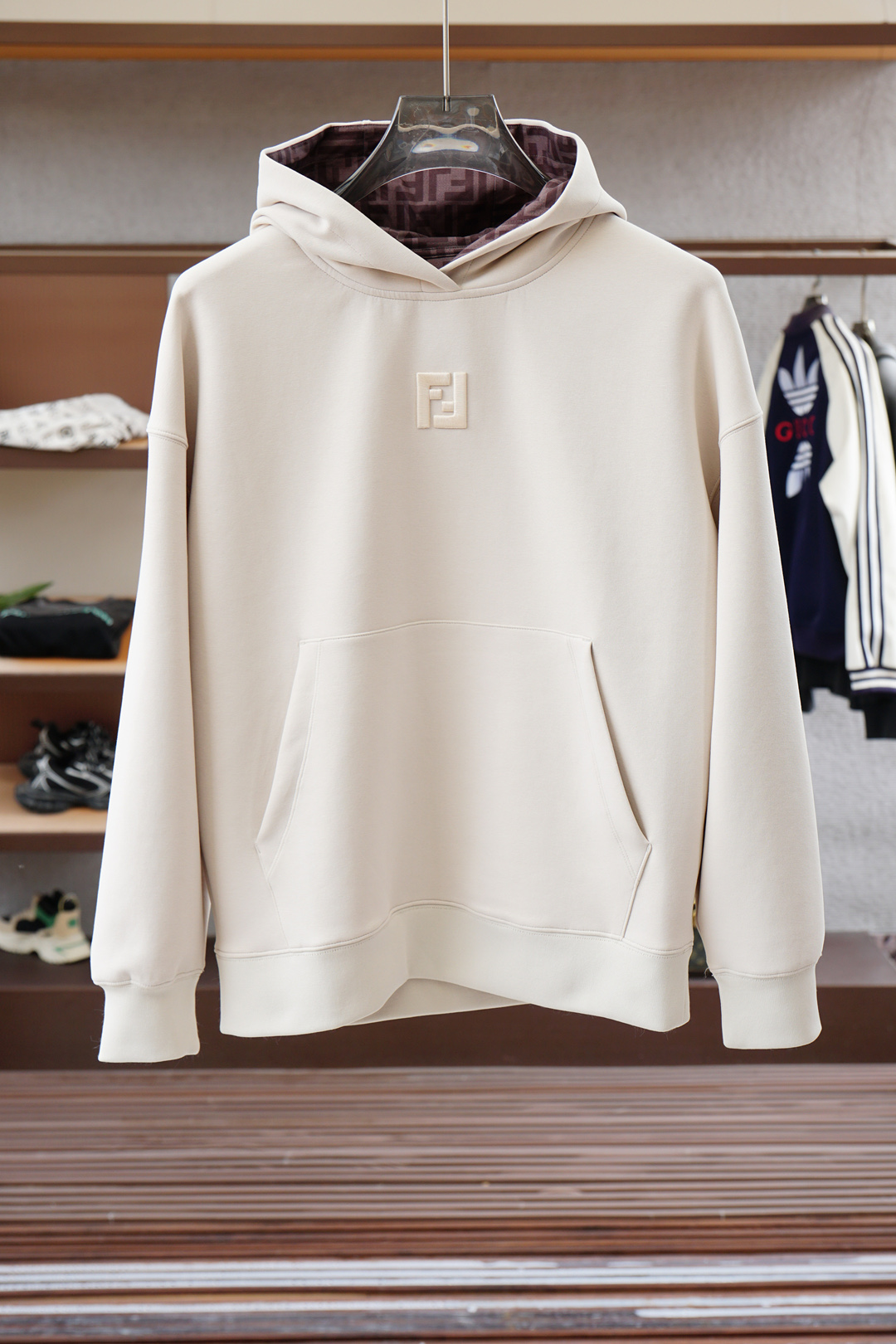 2025秋冬系列上新✨FEND*芬迪 棉质连帽卫衣此款卫衣衫选用定制进口空气层针织棉布制成，该面料手感轻