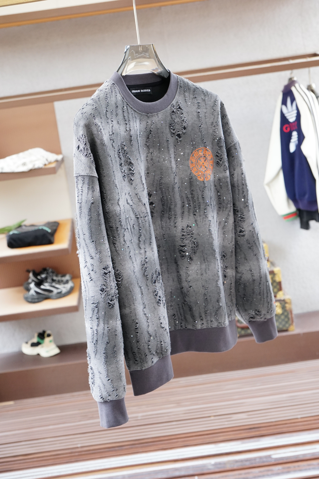 2025秋冬系列上新🍎克罗心-棉质连帽卫衣此款卫衣衫选用定制进口棉布制成，该面料手感轻薄细腻软糯，同时兼