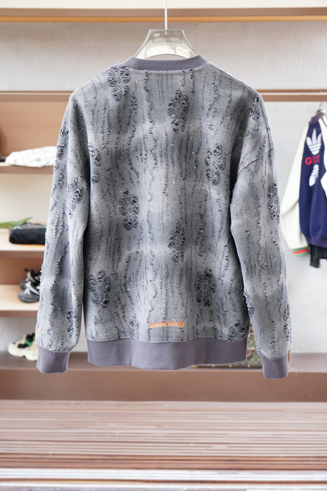 2025秋冬系列上新🍎克罗心-棉质连帽卫衣此款卫衣衫选用定制进口棉布制成，该面料手感轻薄细腻软糯，同时兼