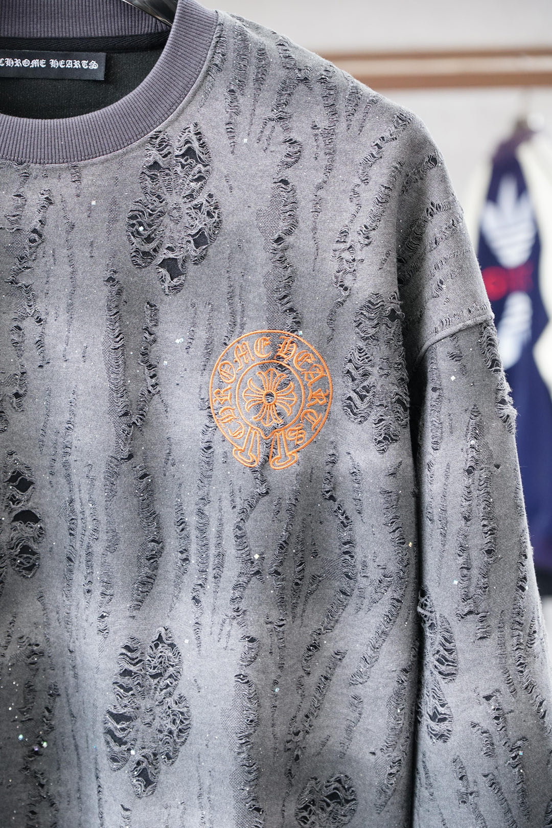 2025秋冬系列上新🍎克罗心-棉质连帽卫衣此款卫衣衫选用定制进口棉布制成，该面料手感轻薄细腻软糯，同时兼