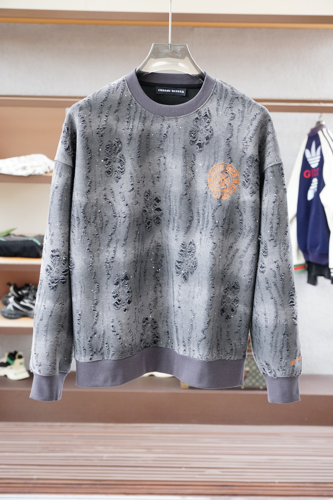 2025秋冬系列上新🍎克罗心-棉质连帽卫衣此款卫衣衫选用定制进口棉布制成，该面料手感轻薄细腻软糯，同时兼