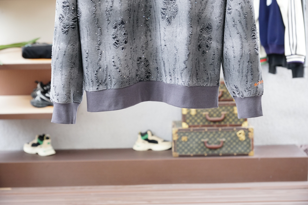 2025秋冬系列上新🍎克罗心-棉质连帽卫衣此款卫衣衫选用定制进口棉布制成，该面料手感轻薄细腻软糯，同时兼