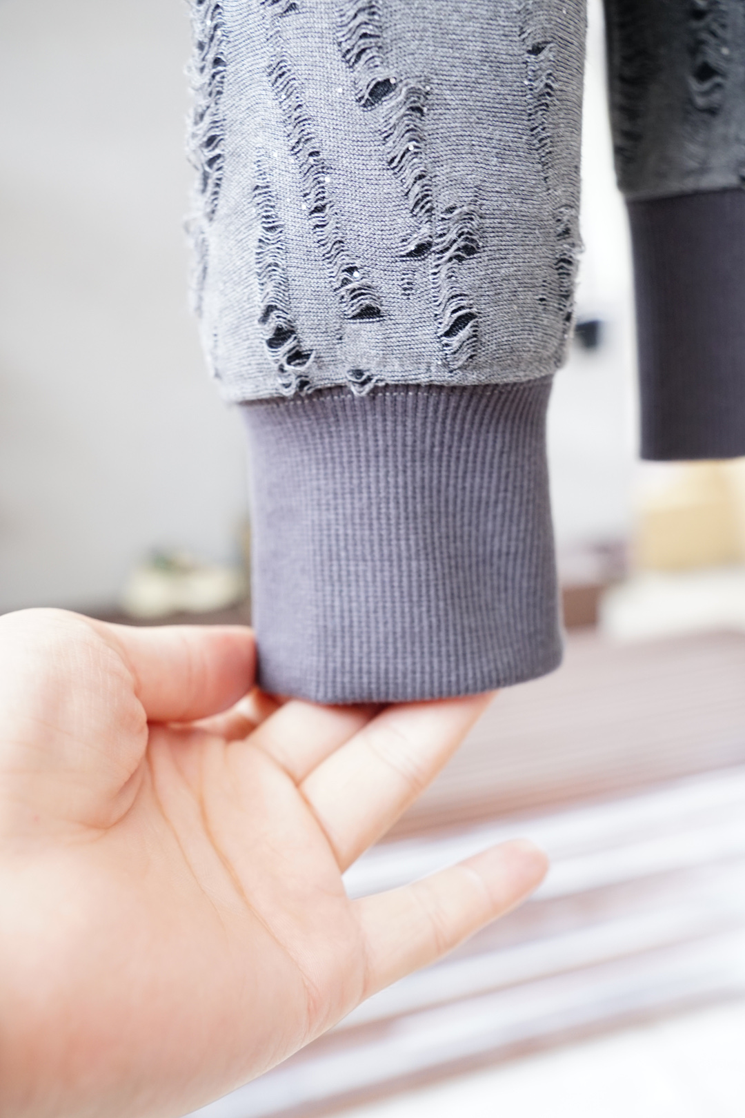 2025秋冬系列上新🍎克罗心-棉质连帽卫衣此款卫衣衫选用定制进口棉布制成，该面料手感轻薄细腻软糯，同时兼