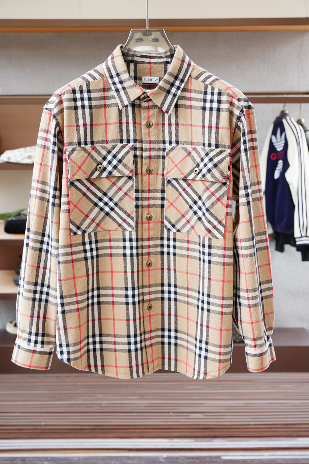 NO:598174,BBR Burberry/2025 Autumn and Winter Series New Burberry BBR Woven Plaid Jacket  Pure cotton multi-color yarn is fixed-dyed and matched to produce new woven fabrics. Through the jacquard process, the size, position, color and other parameters of the pattern and pattern are calculated. The yarn is woven into different tissue structures according to the designed pattern and pattern, and then the yarn is presented through the dyeing and finishing process.  Different colors and glosses. Positioning laser alignment cutting ensures that the left and right, front and rear panels are arranged on the same horizontal line. The entire finished product is aligned and sewn, and the pocket pieces are also precisely aligned. The sewing process achieves a jacquard connection effect. The upper body is super handsome!  The combination of fashionable buttons creates a radiant and luxurious effect, while also showing the super charm of top brands. It is a highly fashionable item. It is absolutely eye-catching when you go out on the street. It is a perfect piece of equipment to be picked out of a million!  Size M-2XL,,burberry,jackets & coats,jackets & coats,alexander wang19860909BBR 巴宝莉/2025秋冬系列上新 巴宝莉BBR梭织格子夹克外套 纯棉多色纱线定染,对版制作新款梭织面料.通过提花工艺,计算图案和花纹的大小、位置、颜色等参数.将纱线按照设计好的图案和花纹织成不同的组织结构,再通过染整工艺使纱线呈现出不同的颜色和光泽.定位激光对位裁剪,确保左右、前后幅拼接位的花格都在统一水平线上排列.整件成品对位剪裁对花缝纫,口袋裁片也是精准对花,缝纫工艺做到提花衔接效果.上身超帅！时尚纽扣搭配出流光溢彩奢华效果的同时更显现顶级品牌的超级魅力所在,塑造性极高的一款单品,出街造型绝对招眼吸睛,万里挑一的绝佳装备！尺码M-2XL,,burberry,jackets & coats,jackets & coats,alexander wang,Men's clothing