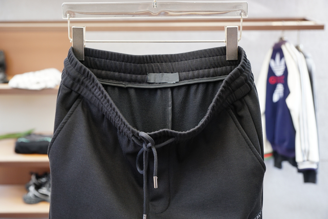 Prada普拉达/2025、秋冬新款，码数M-3XL，进口超细棉➕氨纶质感格外透气舒适。采用简约修身版型