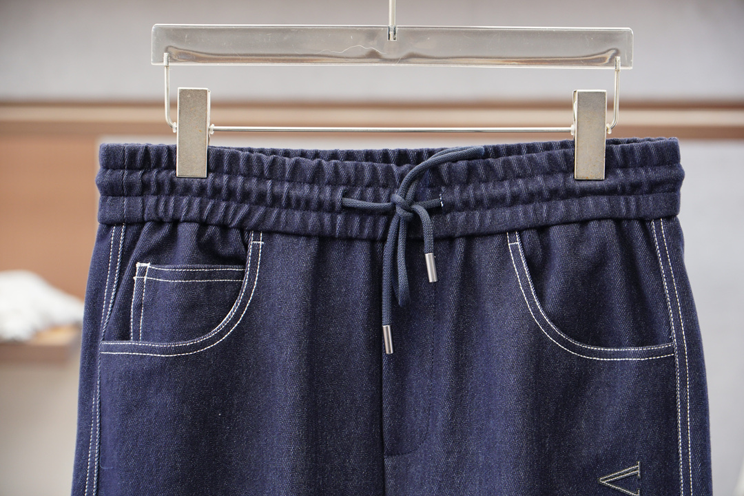 华伦天奴-2025、秋冬新款，码数M-3XL，进口纯棉丹宁直筒休闲牛仔裤，进口面料格外透气舒适。采用简约