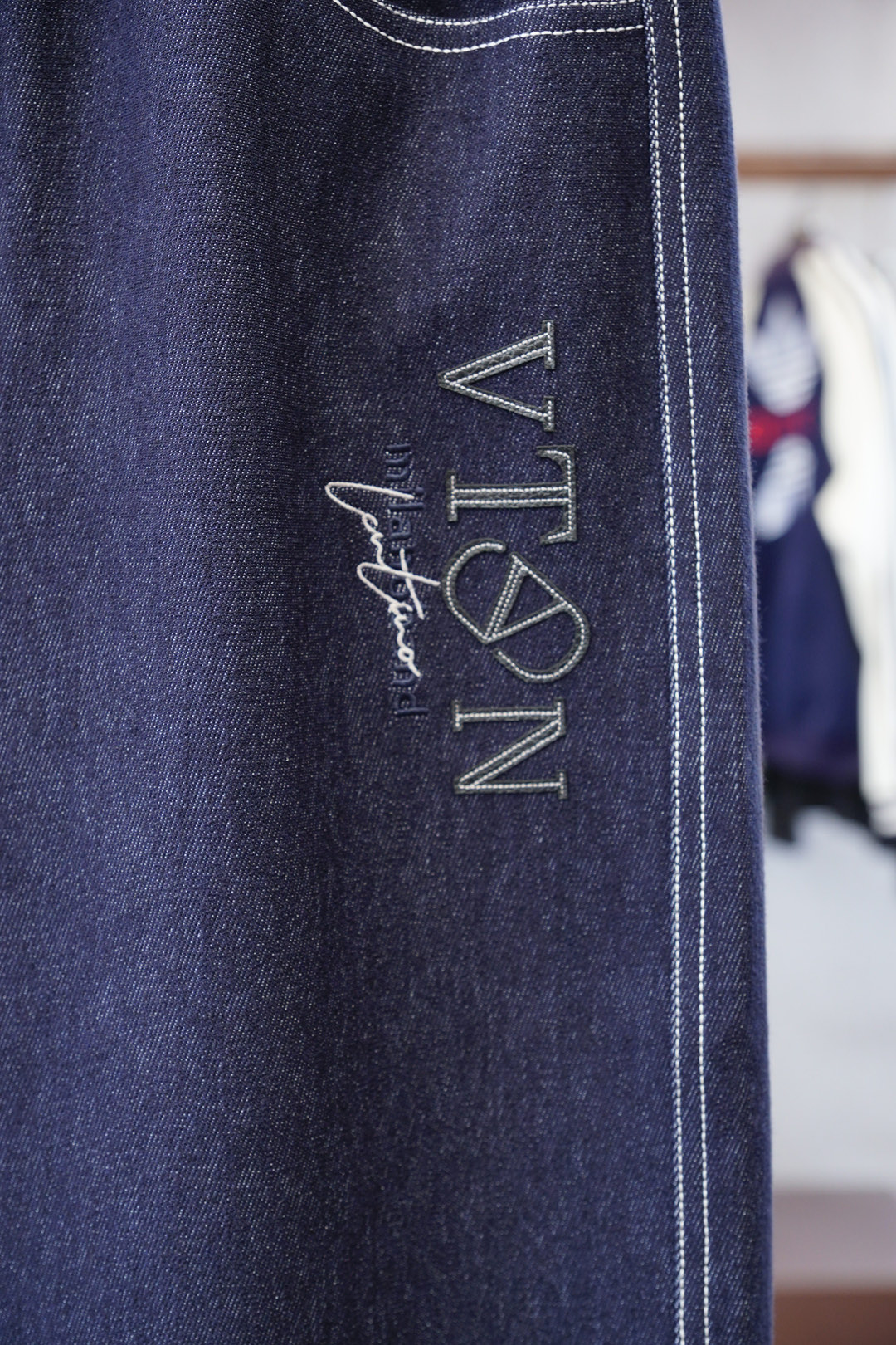 华伦天奴-2025、秋冬新款，码数M-3XL，进口纯棉丹宁直筒休闲牛仔裤，进口面料格外透气舒适。采用简约