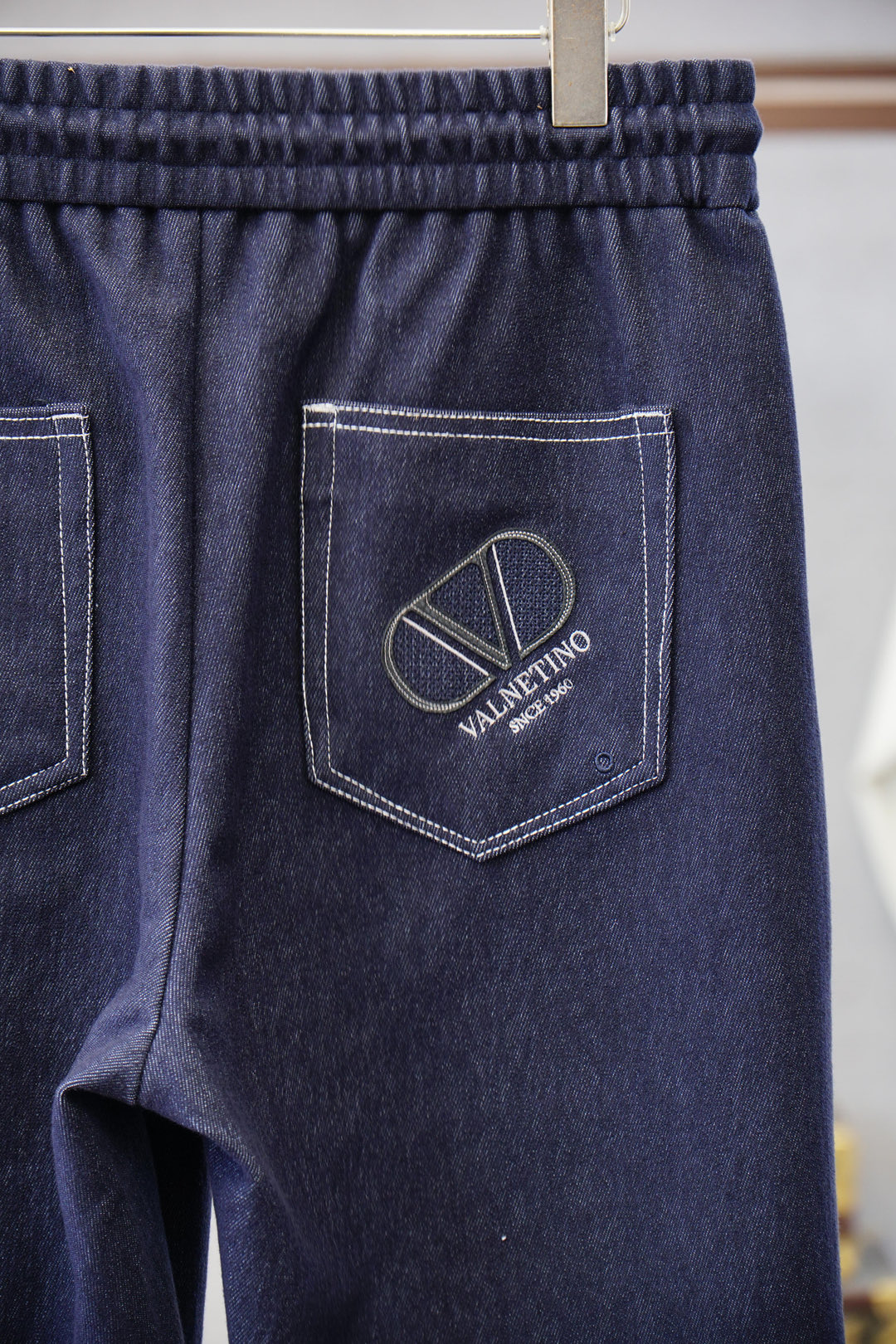 华伦天奴-2025、秋冬新款，码数M-3XL，进口纯棉丹宁直筒休闲牛仔裤，进口面料格外透气舒适。采用简约