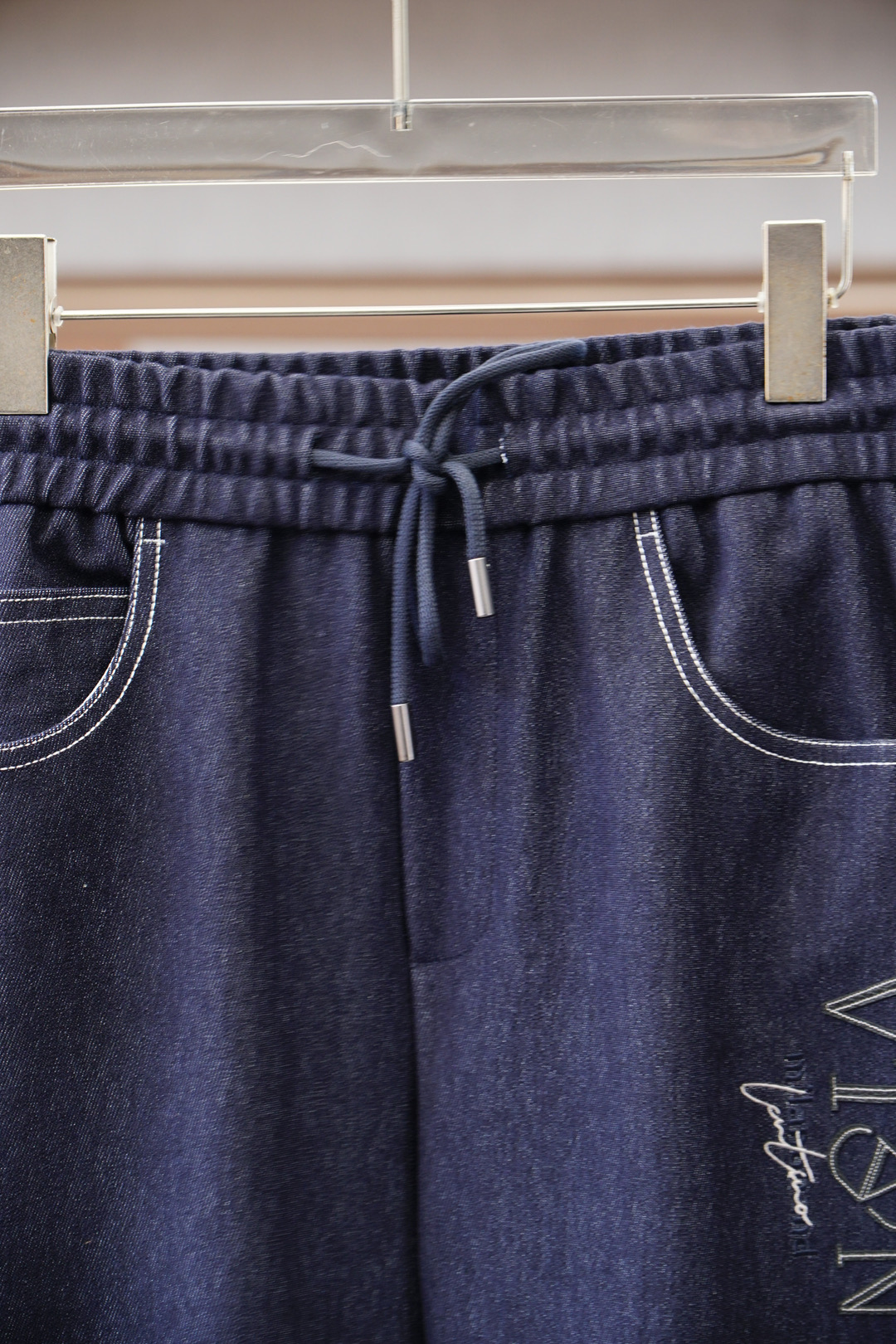 华伦天奴-2025、秋冬新款，码数M-3XL，进口纯棉丹宁直筒休闲牛仔裤，进口面料格外透气舒适。采用简约