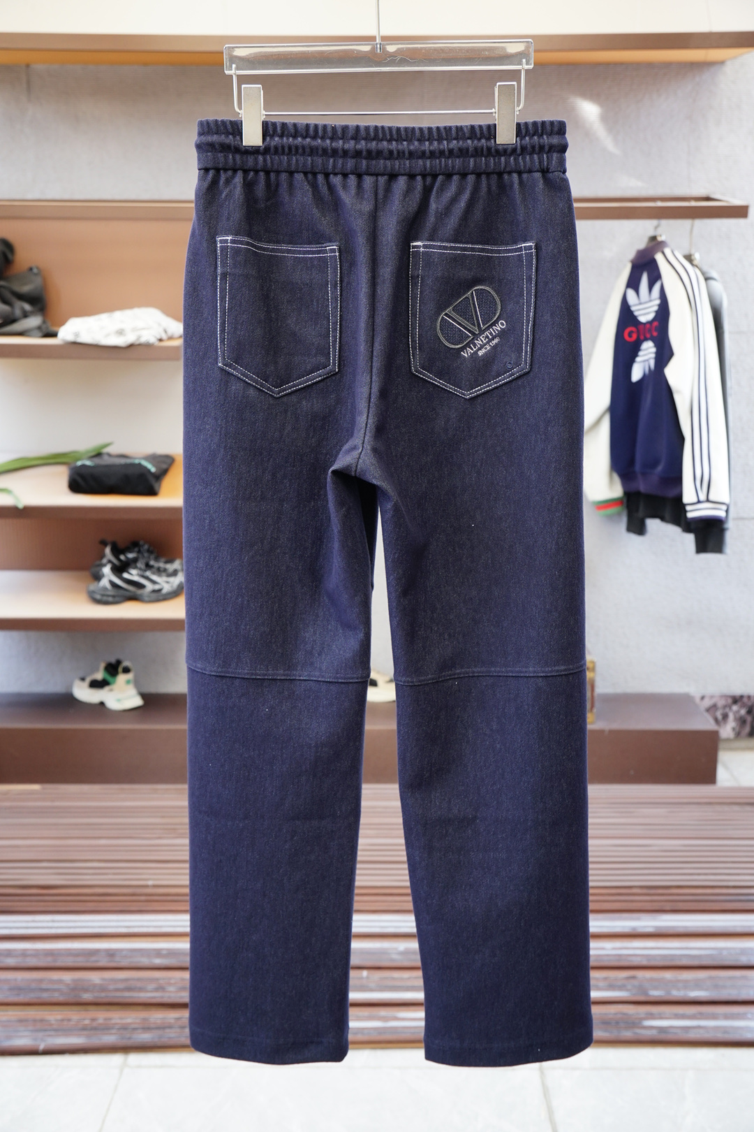 华伦天奴-2025、秋冬新款，码数M-3XL，进口纯棉丹宁直筒休闲牛仔裤，进口面料格外透气舒适。采用简约