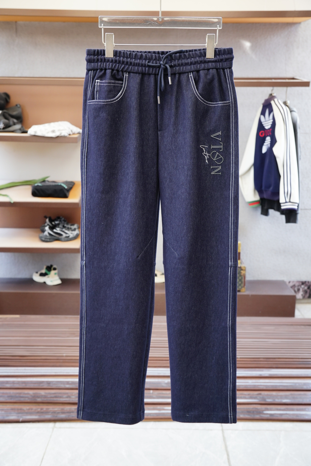 华伦天奴-2025、秋冬新款，码数M-3XL，进口纯棉丹宁直筒休闲牛仔裤，进口面料格外透气舒适。采用简约