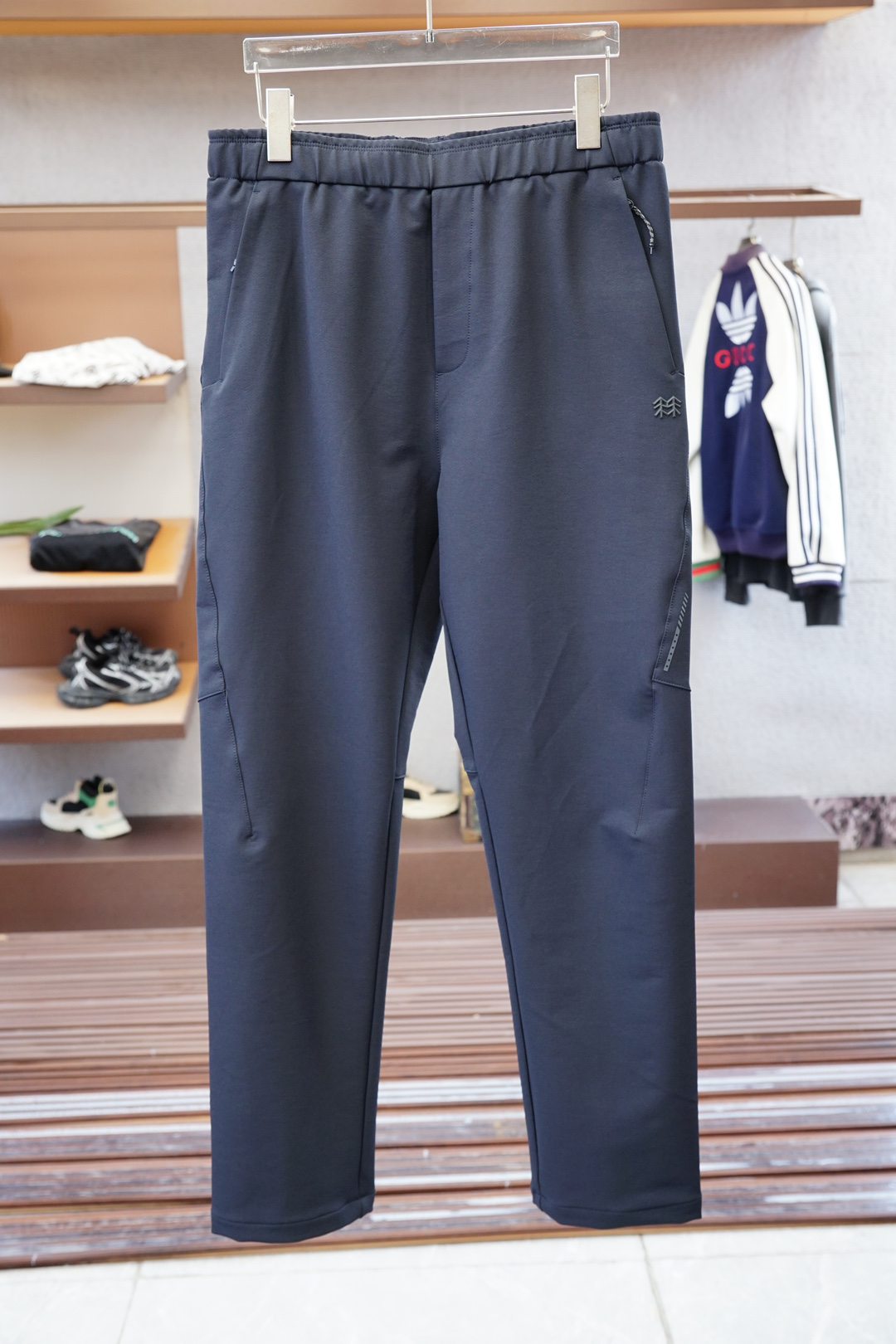 汉森/2025、秋冬新款，码数M-3XL，进口超细防风料子➕氨纶质感格外透气舒适。采用简约修身版型，令腿