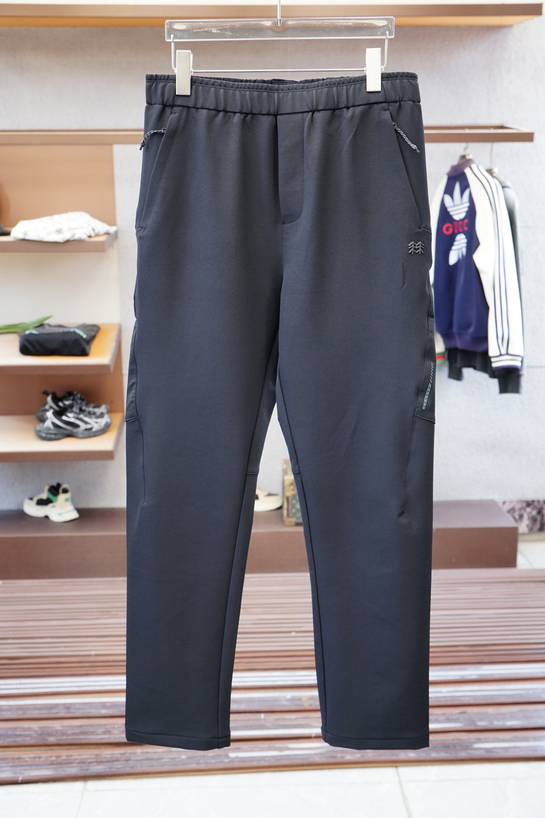 汉森/2025、秋冬新款，码数M-3XL，进口超细防风料子➕氨纶质感格外透气舒适。采用简约修身版型，令腿