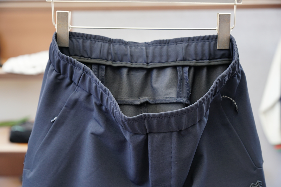 汉森/2025、秋冬新款，码数M-3XL，进口超细防风料子➕氨纶质感格外透气舒适。采用简约修身版型，令腿