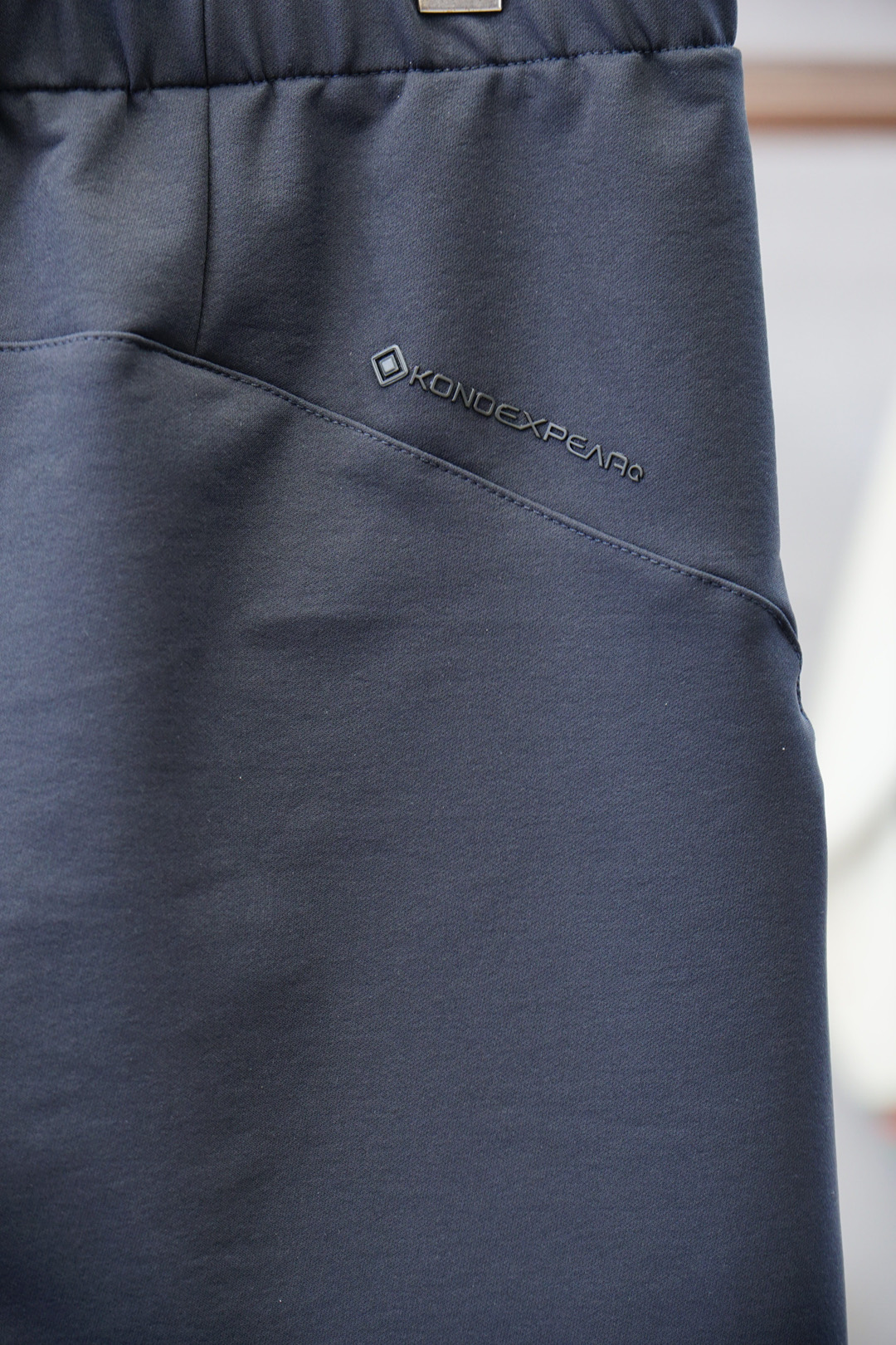 汉森/2025、秋冬新款，码数M-3XL，进口超细防风料子➕氨纶质感格外透气舒适。采用简约修身版型，令腿