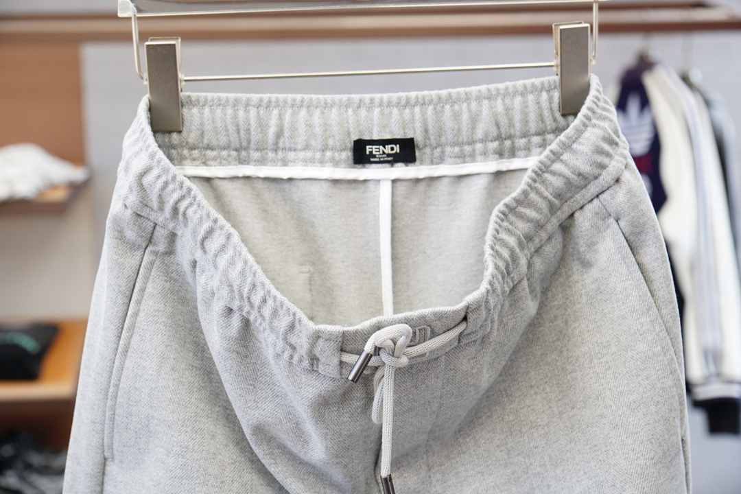 Fendi芬迪，2025、秋冬新款，码数M-3XL，进口超细棉➕氨纶质感格外透气舒适。采用简约修身版型，