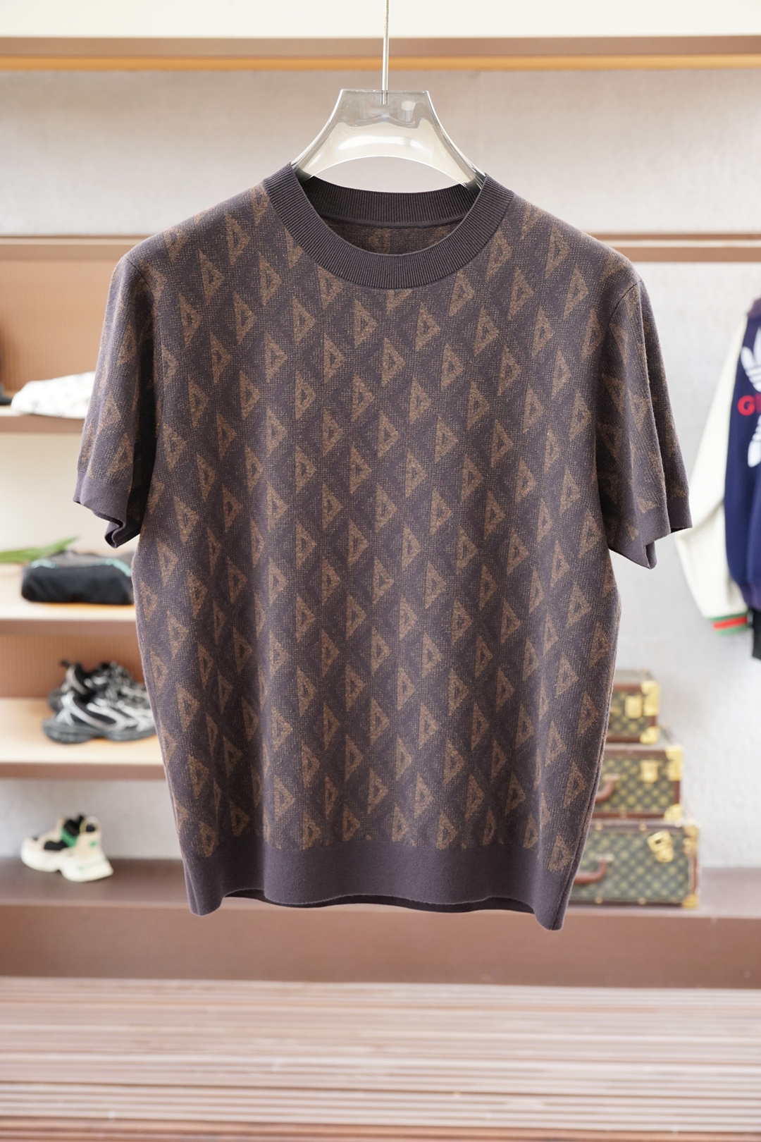 NO:681078,Dior Dior haute couture autumn and winter base series!  Mature men, light mature men, favorite style. The most classic solid color, versatile and handsome round neck short-sleeved bottoming shirt for commuting. Consistently good fit. Imported original ultra-fine imported cotton knitted fabric, soft and elastic. Basic bottoming shirts are indispensable in men’s wardrobes. They can be used to match various clothes anytime and anywhere to meet your daily needs. The fabrics and factories we choose are used by first-line brands. The design of the clothes is very simple and low-key. Dear friends, hurry up and get it!  Size M-XX L (model 173120 pounds M),,dior,dior,T-shirt,19860909Dior迪奥 高级成衣 秋冬打底系列！熟男 轻熟男 最爱款式 最经典净色通勤百搭帅气的圆领短袖打底衫 一贯的好版型 进口原版超细进口棉针织面料,面料柔软 弹性细腻 男人的衣柜都少不了基础打底衫 随时随地都可以拿来搭配各种服饰 满足您日常生活需求 .我们所选择的面料及工厂都是一线品牌所使用的 ,衣服设计非常的简洁 ,很是低调的设计 亲们赶紧入手！尺码M-XX L（模特173120斤M）,,dior,dior,T-shirt,,Men's clothing