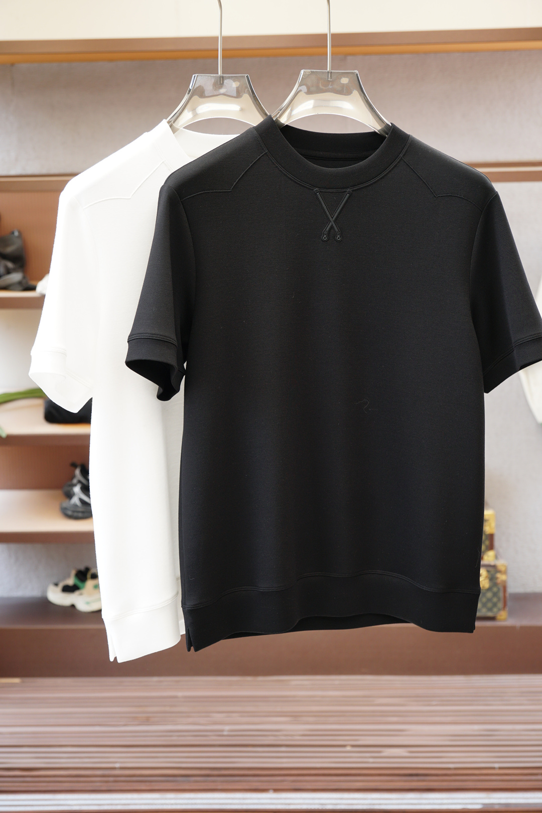 NO:681054,Dior Dior haute couture autumn and winter base series!  Mature men, light mature men, favorite style. The most classic solid color, versatile and handsome round neck short-sleeved bottoming shirt for commuting. Consistently good fit. Imported original ultra-fine imported cotton and spandex fabric, soft and elastic. Basic bottoming shirts are indispensable in men’s wardrobes. They can be used to match various clothes anytime and anywhere to meet your daily needs. The fabrics and factories we choose are used by first-line brands. The clothing design is very simple and low-key. Hurry up and get it, dear friends!  Size M-XX L (model 173120 pounds M),,dior,dior,T-shirt,19860909Dior迪奥 高级成衣 秋冬打底系列！熟男 轻熟男 最爱款式 最经典净色通勤百搭帅气的圆领短袖打底衫 一贯的好版型 进口原版超细进口棉加氨纶面料,面料柔软 弹性细腻 男人的衣柜都少不了基础打底衫 随时随地都可以拿来搭配各种服饰 满足您日常生活需求 .我们所选择的面料及工厂都是一线品牌所使用的 ,衣服设计非常的简洁 ,很是低调的设计 亲们赶紧入手！尺码M-XX L（模特173120斤M）,,dior,dior,T-shirt,,Men's clothing