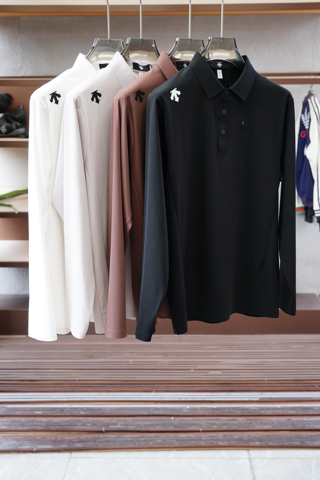 NO:528346,DiSant - 2025 autumn and winter series is available for new long-sleeved Polo shirts, luxurious classic elements design!  The comfortable and breathable knitted fabric is a prestigious hit, high-end custom fabric, master-level tailoring, invincible texture, excellent skin-friendly craftsmanship, smooth lines, perfectly matched with the entire shirt, unique design, quite fashionable, overall light luxury and high-end details are perfect, confirming the original craftsmanship and excellent quality. As a single item of appearance, it can dominate the mixing and matching of the entire dressing season. Whether it is worn alone or in the inner wear, it is quite eye-catching. The upper body effect is excellent, elegant and intellectual, and it is easy to highlight the temperament!  Size M-3XL, Shirts,alexander wang19860909迪桑特-2025秋冬系列上新 长袖Polo 衬衫,奢华经典元素设计！采用舒适透气针织面料属于入柜级别,可预见性的爆款,高级定制面料,大师级剪裁,质感无敌,亲肤性极佳工艺精湛,线条流畅,完美搭配整款衬衫的设计别具一格,颇具时髦感,整体轻奢高级 细节完美如斯,印证了原厂的匠心工艺,品相极为优等,作为颜值系的一款单品,可以主导整个穿搭季的混搭,无论单穿或者内搭都颇为吸睛,上身效果超赞,优雅而知性,极易凸显出气质的类型！尺码M-3XL,,shirts,alexander wang,Men's clothing