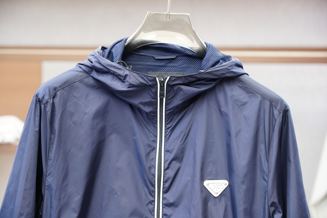 Prada普拉达-新款P家Re-Nylon再生尼龙材质撞色拉链门襟连帽外套，男士胸前金属三角标装饰轻便夹