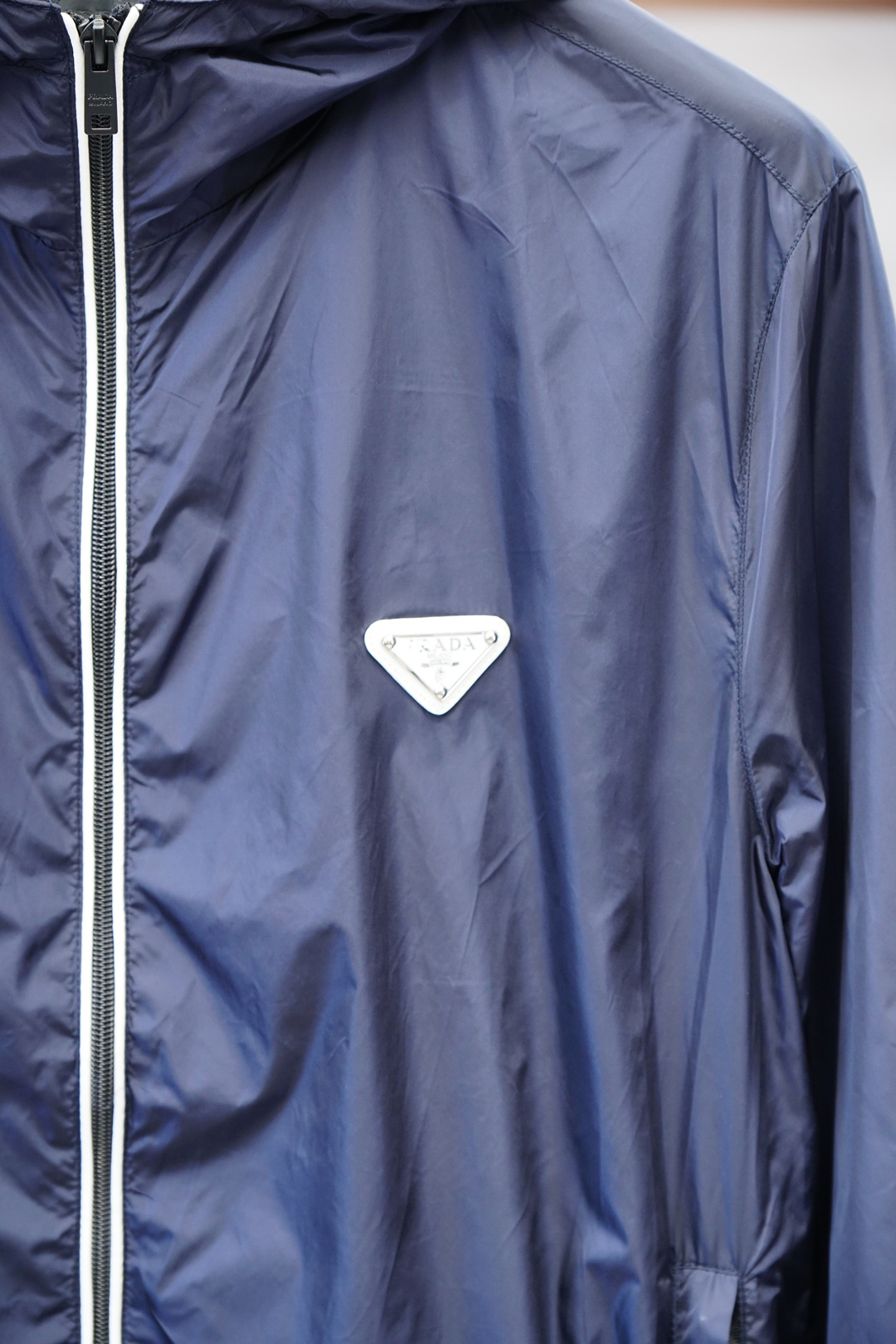 Prada普拉达-新款P家Re-Nylon再生尼龙材质撞色拉链门襟连帽外套，男士胸前金属三角标装饰轻便夹