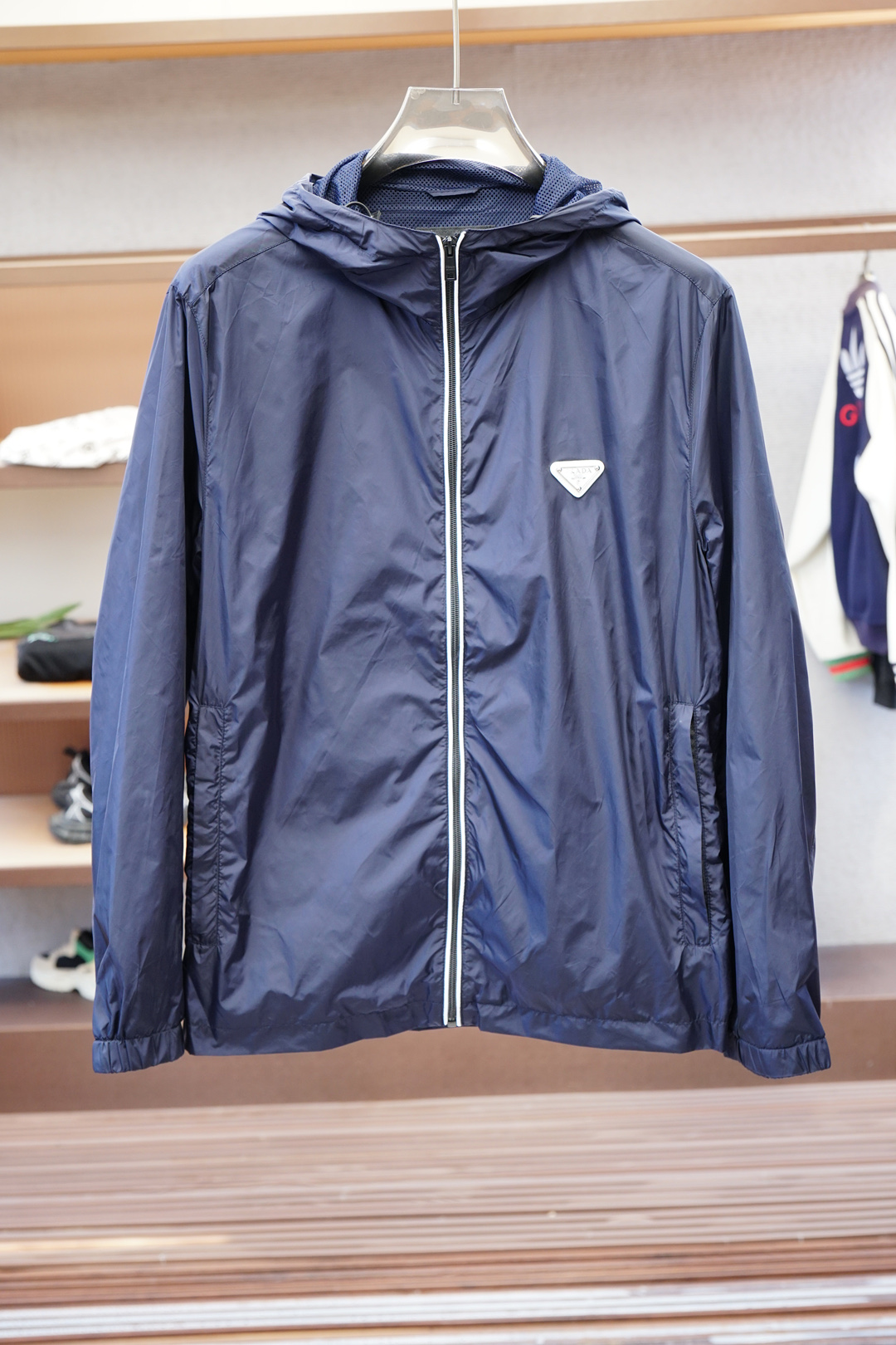 Prada普拉达-新款P家Re-Nylon再生尼龙材质撞色拉链门襟连帽外套，男士胸前金属三角标装饰轻便夹