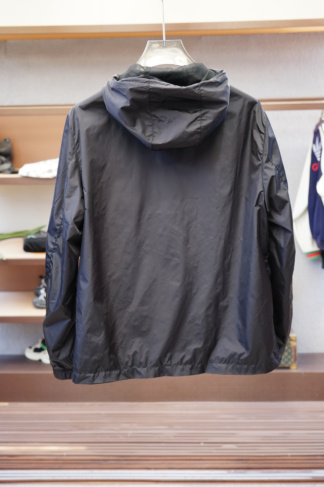 Prada普拉达-新款P家Re-Nylon再生尼龙材质撞色拉链门襟连帽外套，男士胸前金属三角标装饰轻便夹