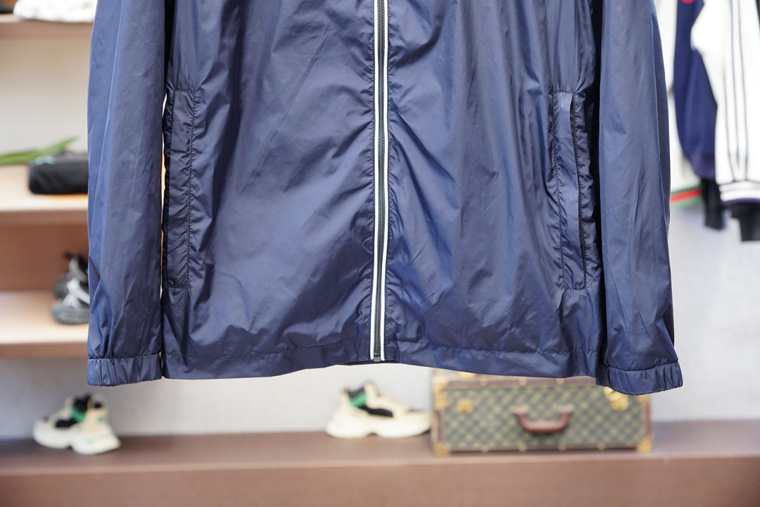 Prada普拉达-新款P家Re-Nylon再生尼龙材质撞色拉链门襟连帽外套，男士胸前金属三角标装饰轻便夹