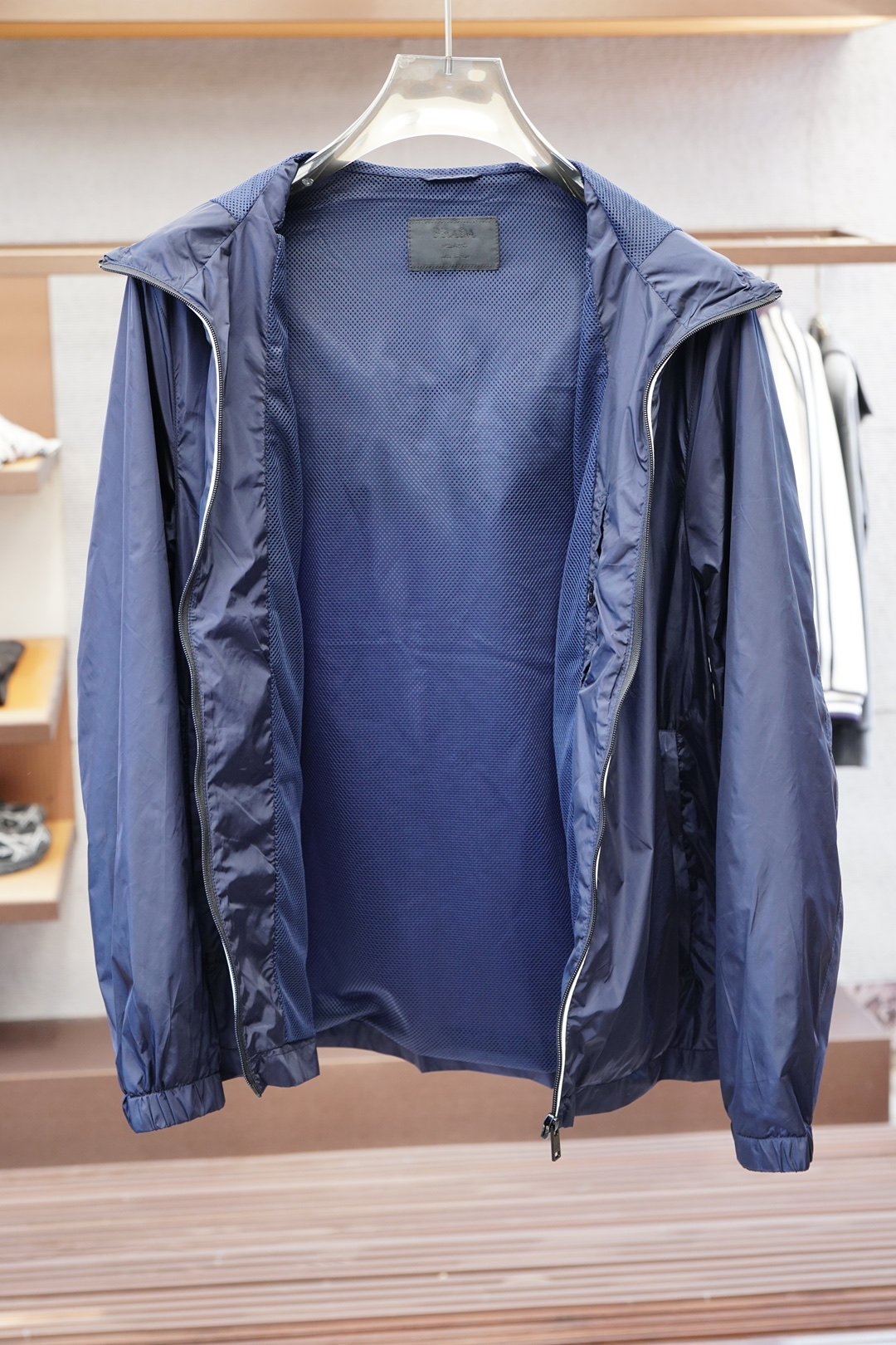 Prada普拉达-新款P家Re-Nylon再生尼龙材质撞色拉链门襟连帽外套，男士胸前金属三角标装饰轻便夹