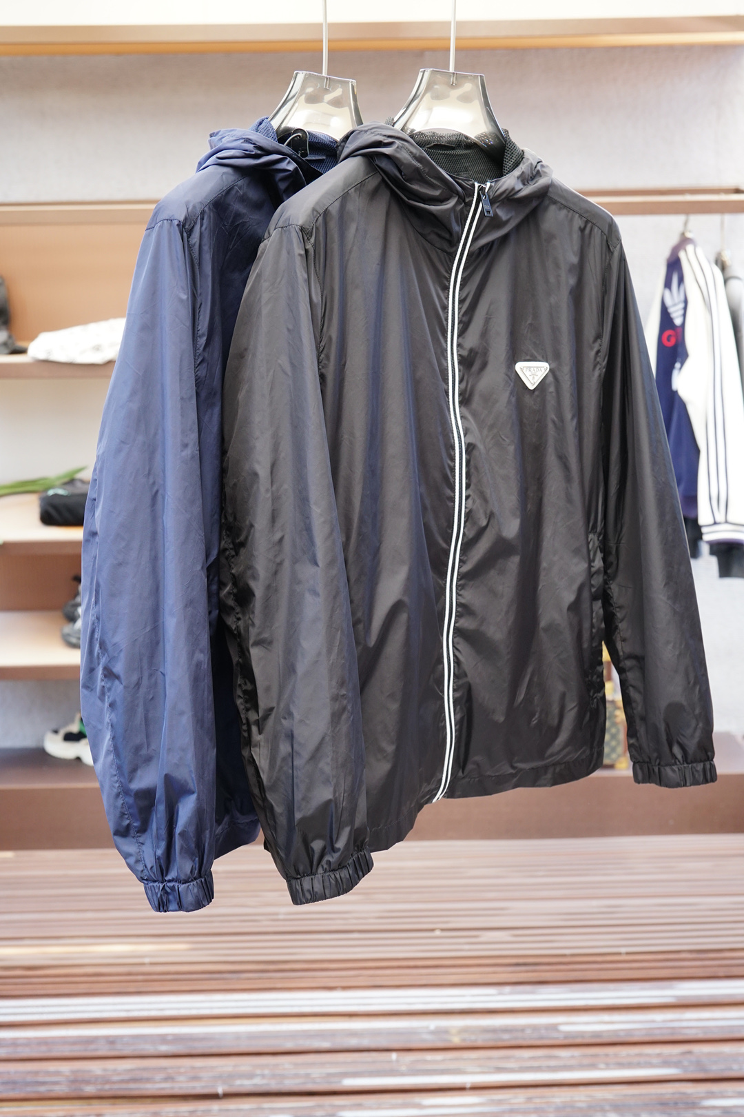 NO:531613,Prada - New PHD Re-Nylon Recycled Nylon Material Contrasted Zippered Plate Hooded Jacket, Men's Metal Triangle Mark Decorative Light Jacket. Order in the same channel in Romania, the most anticipated boutique products are coming, the contrasting zippered Plate Design, classic urban outdoor casual business style, craftsmanship and appearance are full!  It is built with the usual hit classic jacket style, but the highlights of this model are indeed beyond the past. The contrasting zippered placket, the iconic metal triangle logo embellishment on the chest, and the recycled nylon waterproof fabric are specially designed for outdoor use. It can be said that the whole body is 360 degrees. It perfectly improves the grade of the entire jacket, and the high-end luxury you can get at a glance!  Custom-made metal zippers are equipped with clear and exquisite brand logo embellishments, suitable for all men and for all occasions, and are the most commuter functional jackets. P home’s unique technology nylon material has a subtle touch and a seductive gloss, and the comfort of the upper body is absolutely to the top. With the top craftsmanship and various details, they are representative of the craftsman spirit of P home. This kind of detail creation is enough to make people feel the level of this style intuitively and three-dimensionally, which adds points to the wearer!  !  Size M-3XL, prada, prada, jackets & coats, jackets & coats, hats, alexander wang19860909Prada普拉达-新款P家Re-Nylon再生尼龙材质撞色拉链门襟连帽外套,男士胸前金属三角标装饰轻便夹克.罗马尼亚同渠道订单,最为期待的精品狠货来袭,撞色拉链门襟设计,经典都市户外休闲商务风格,工艺与颜值拉满！ 秉承着一贯的爆款经典夹克版型打造,但是此款的看点确实超越以往.撞色拉链门襟,胸前标志性金属三角徽标点缀,再生尼龙防水面料,专为户外打造,可以说浑身上下360度都皆是看点.完美提升整件夹克的档次,一眼便能GET到的高端奢华感！客供定制金属拉链,拉链标识刻有清晰精致的品牌LOGO点缀,适合一切男人,适合一切场合,可谓是最通勤的功能性夹克外套. P家独有的科技尼龙材质,触感微妙,光泽度更是撩人,上身舒适度绝对到顶.加上顶级的工艺打造,各种细节的处理,都是P家工匠精神的代表,这种细节的打造,足以让人直观立体的感受到此款的档次所在,更为穿着者加分！！尺码M-3XL,,prada,prada,jackets & coats,jackets & coats,hats,alexander wang,Men's clothing