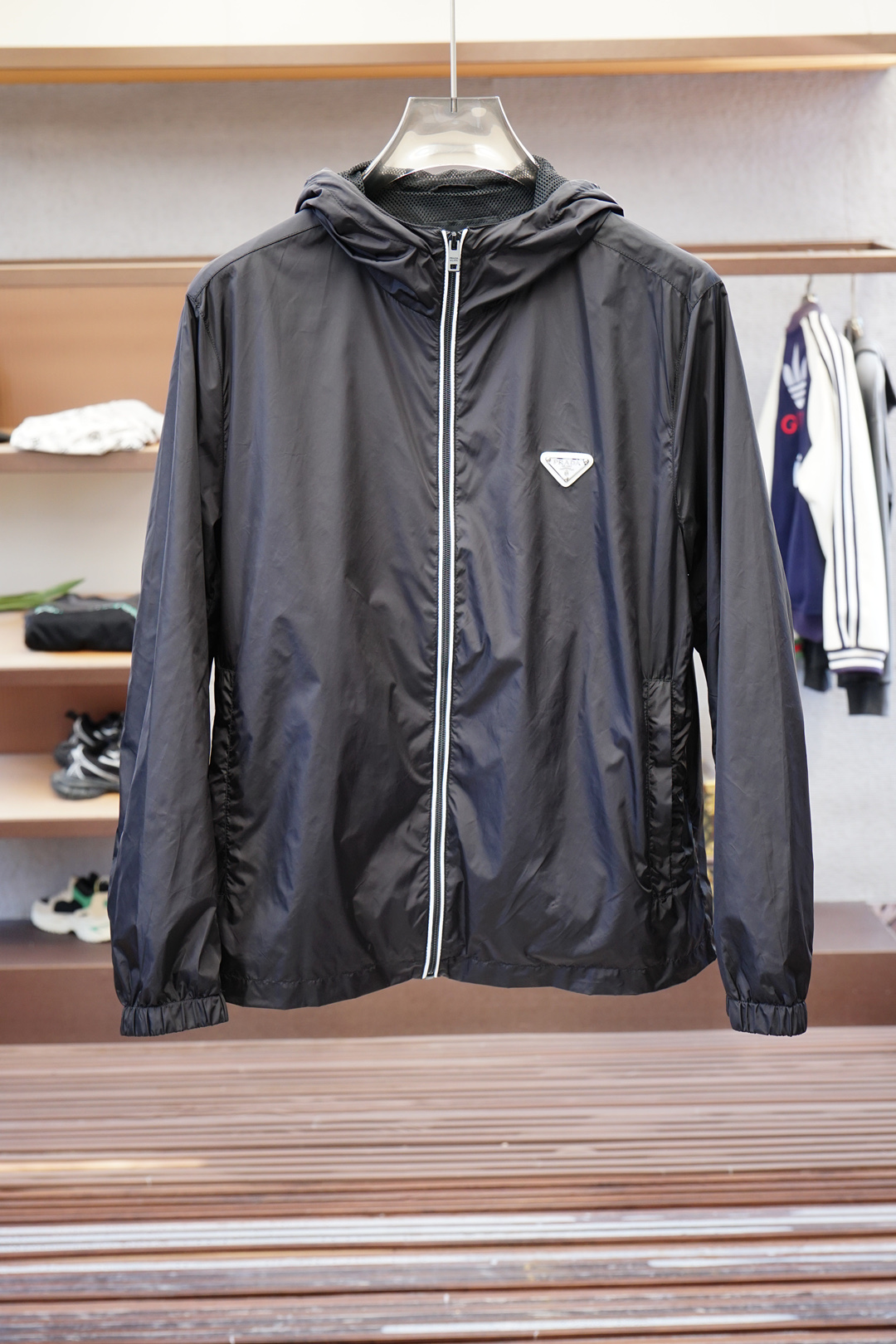 Prada普拉达-新款P家Re-Nylon再生尼龙材质撞色拉链门襟连帽外套，男士胸前金属三角标装饰轻便夹