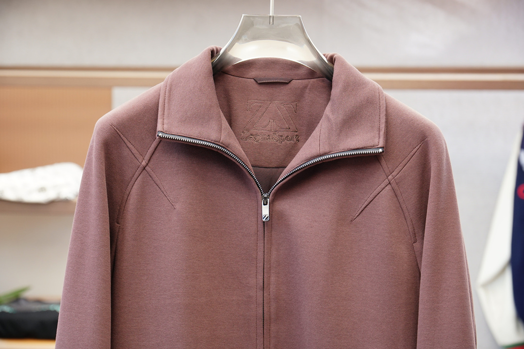 ZEGNA/杰尼亚 2025fw男装春夏新品Moto立领设计，在保持时尚感的同时，还能在一定程度上抵御风