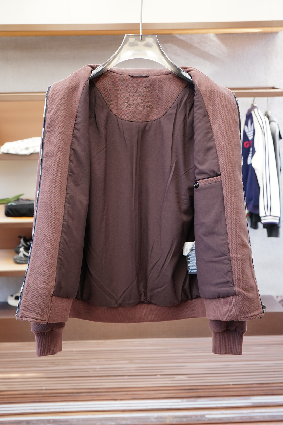 ZEGNA/杰尼亚 2025fw男装春夏新品Moto立领设计，在保持时尚感的同时，还能在一定程度上抵御风