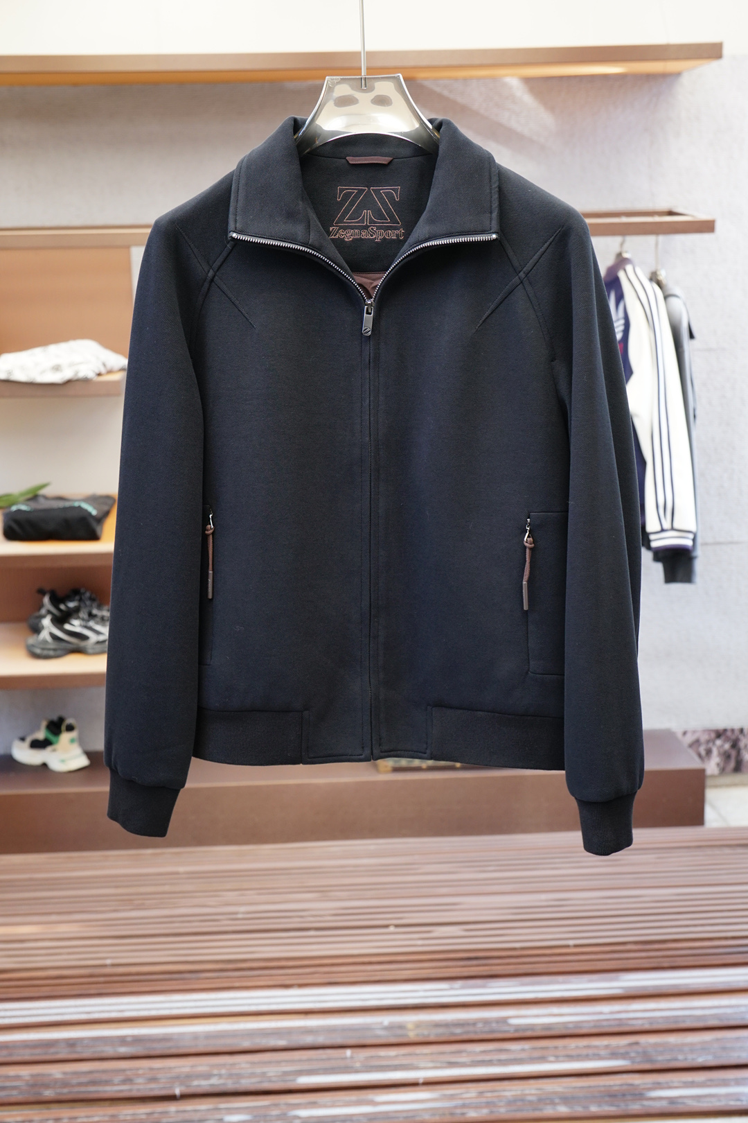 ZEGNA/杰尼亚 2025fw男装春夏新品Moto立领设计，在保持时尚感的同时，还能在一定程度上抵御风