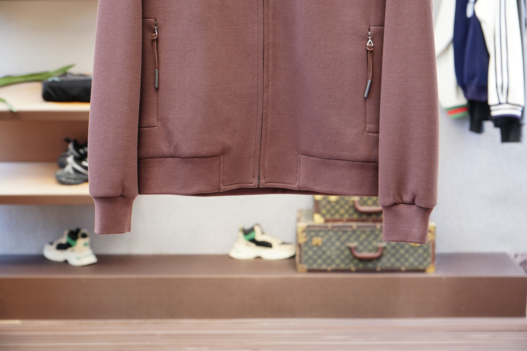 ZEGNA/杰尼亚 2025fw男装春夏新品Moto立领设计，在保持时尚感的同时，还能在一定程度上抵御风