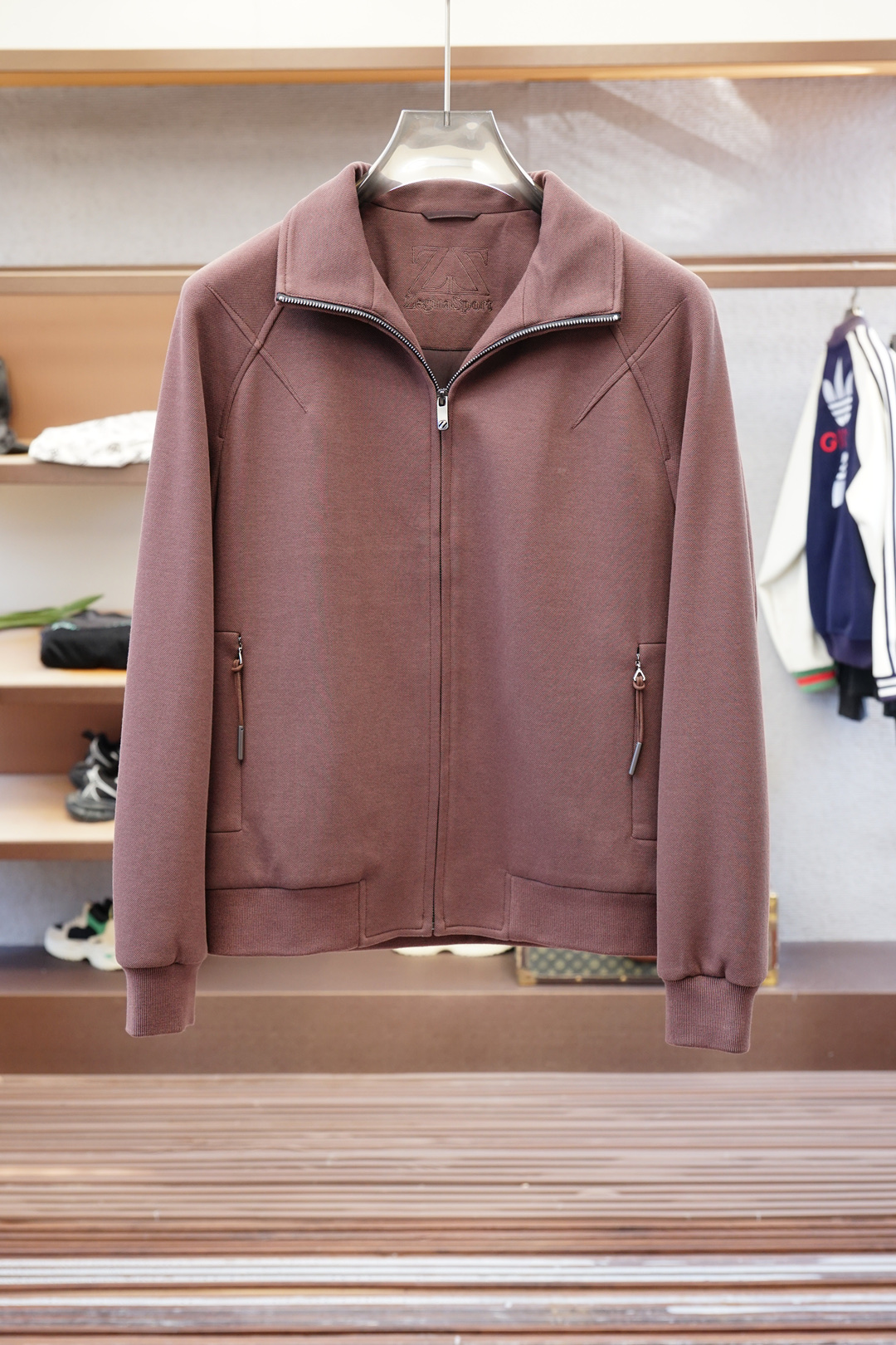 ZEGNA/杰尼亚 2025fw男装春夏新品Moto立领设计，在保持时尚感的同时，还能在一定程度上抵御风