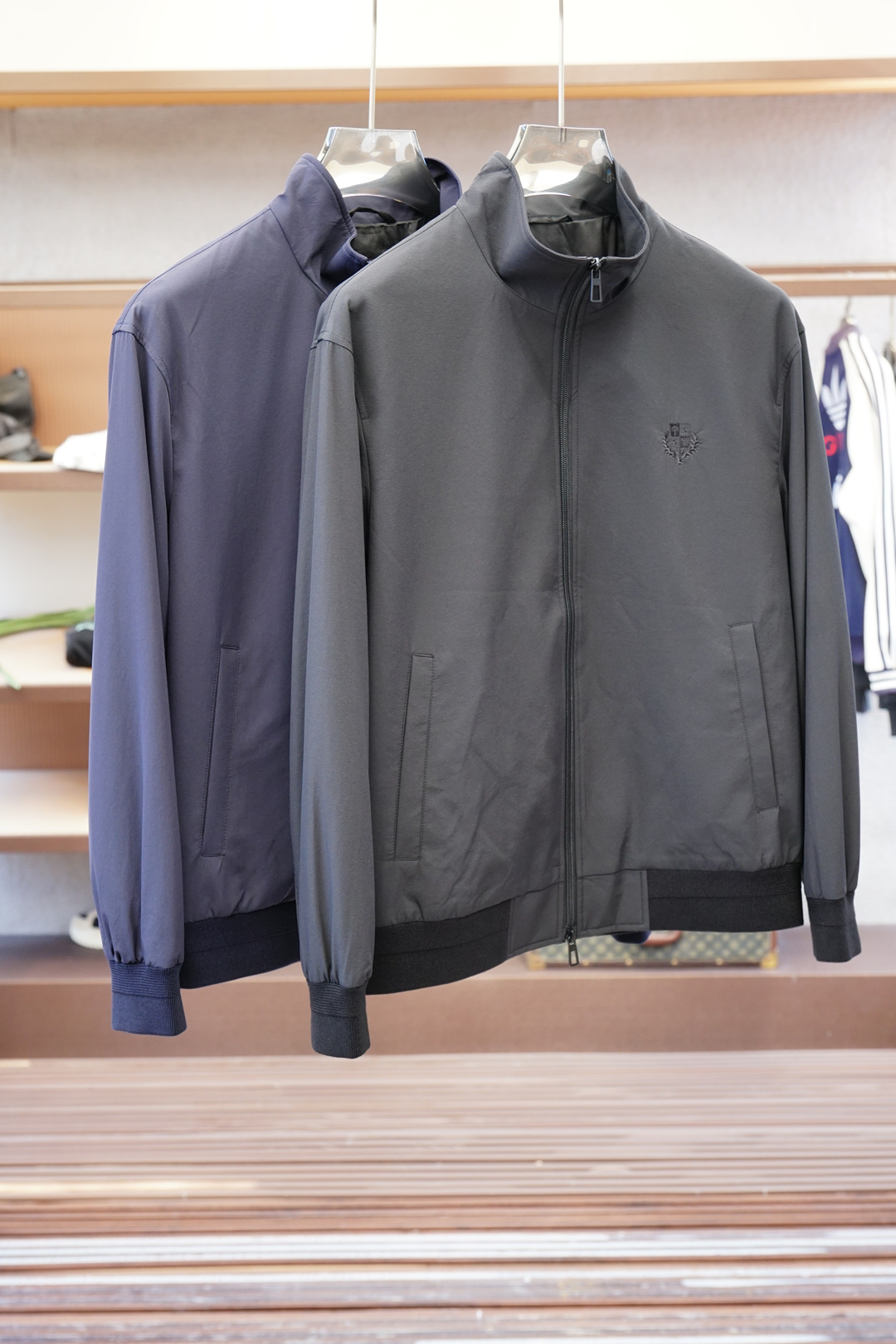 NO:531611,, , Autumn and Winter New Style Series # Opens up new ways to wear autumn and winter, the latest series of 2025, classic Banfu cotton material, multiple post-treatment to create a texture-like embossed horizontal fabric, echoing the brand's classic weaving craftsmanship elements. The obliquely trimmed back large body fabrics, experiencing the combination of Italian luxury cutting and top fashionable design, and the upper body presents a loose and not bloated refreshing effect. Full satin lining, classic bright green contrasting coloured edge rollers inside, mature craftsmanship shows the beauty of elegance and delicateness. Customized hollow triangle zippers in the details, splicing elastic threaded hem, low-key and fashionable, within reach. Color royal blue black Size M-3XL,,alexander wang19860909、秋冬新款系列# 开启秋冬穿搭新玩法, 2025最新系列,经典的班福棉材质,多重后处理打造肌理感的压印横纹面料,呼应品牌经典的编织工艺元素.斜裁拼接后幅大身布,体味意式奢华裁剪与顶尖时尚设计的结合,上身呈现宽松不臃肿的清爽效果.全缎面里布,内里经典亮绿撞色包边滚条,成熟工艺尽显优雅与细腻之美.细节定制镂空三角拉链,拼接弹力螺纹下摆,低调时尚,触手可及. 颜色宝蓝 黑色 尺码M-3XL,,alexander wang,Men's clothing