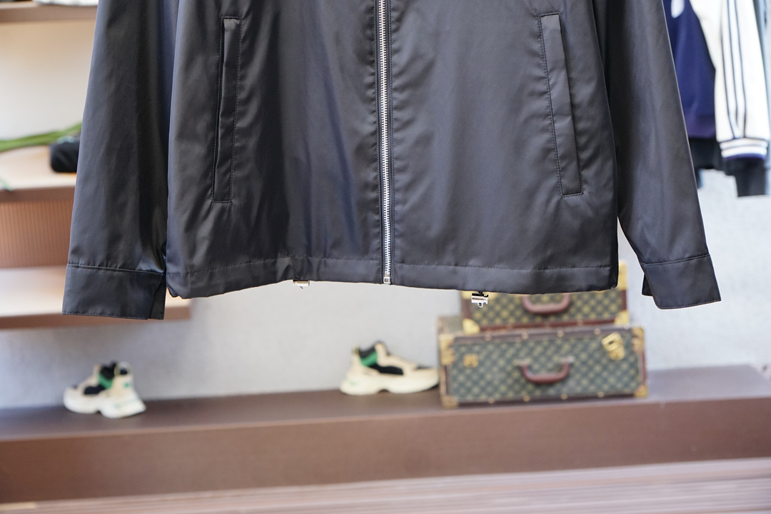 Prada普拉达/新款P家Re-Nylon再生尼龙材质撞色拉链门襟立领外套，男士胸前金属三角标装饰轻便夹