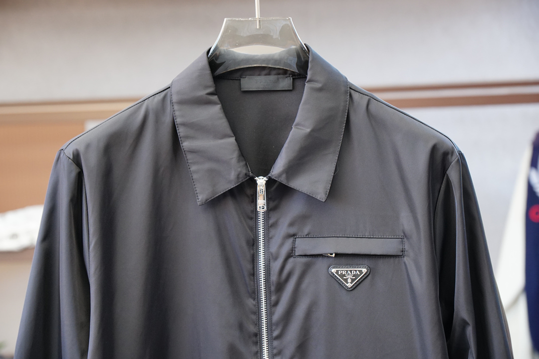 Prada普拉达/新款P家Re-Nylon再生尼龙材质撞色拉链门襟立领外套，男士胸前金属三角标装饰轻便夹