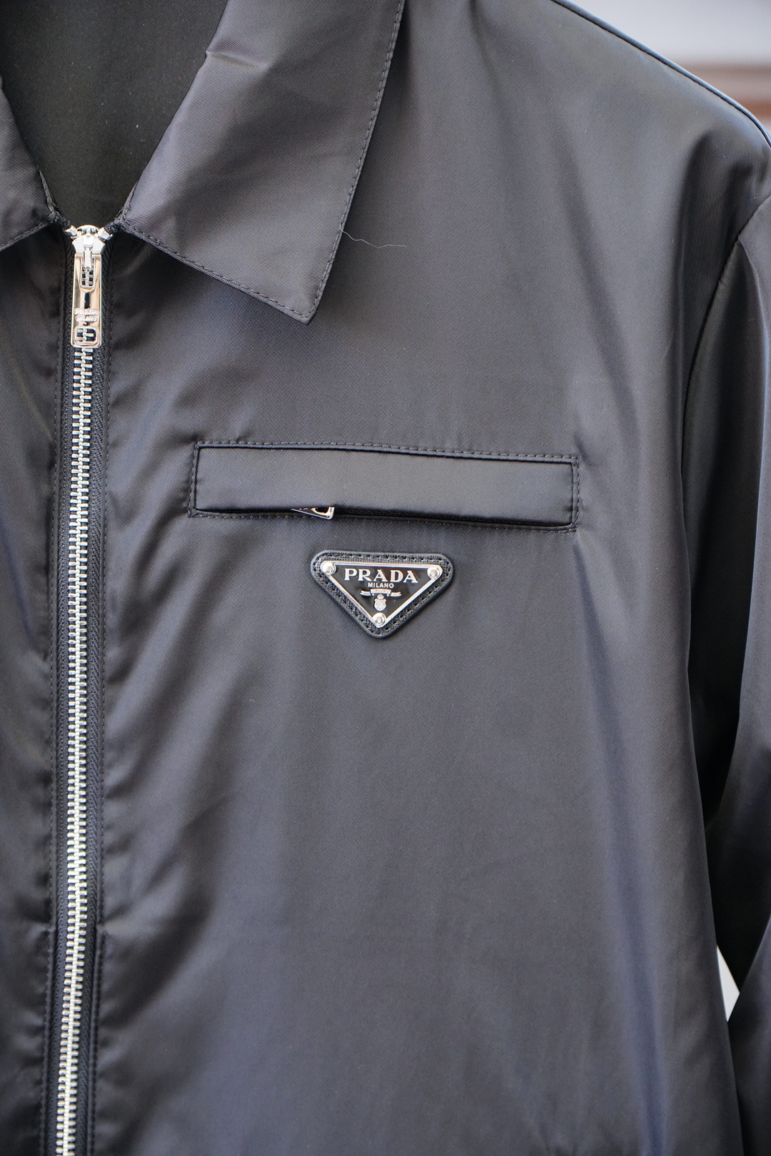 Prada普拉达/新款P家Re-Nylon再生尼龙材质撞色拉链门襟立领外套，男士胸前金属三角标装饰轻便夹