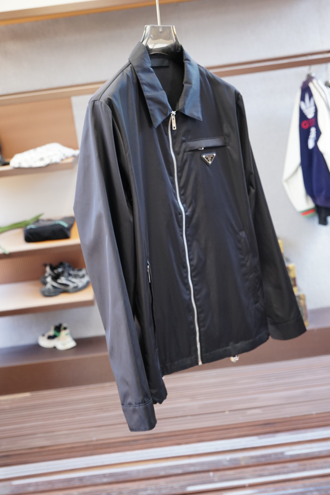 Prada普拉达/新款P家Re-Nylon再生尼龙材质撞色拉链门襟立领外套，男士胸前金属三角标装饰轻便夹