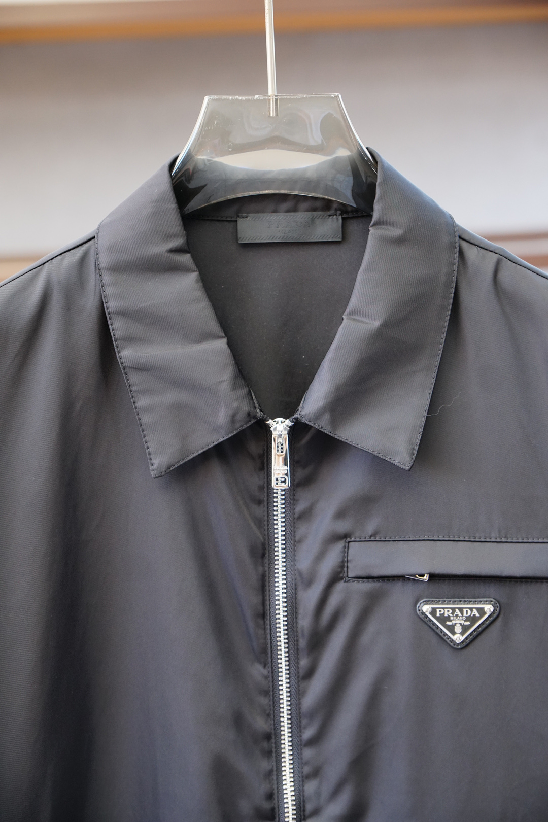 Prada普拉达/新款P家Re-Nylon再生尼龙材质撞色拉链门襟立领外套，男士胸前金属三角标装饰轻便夹