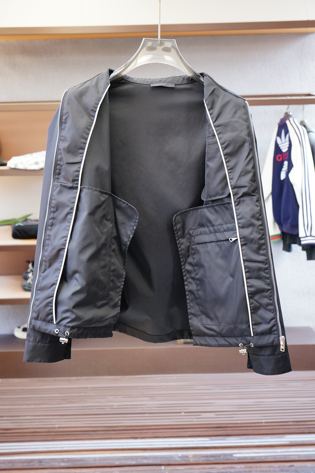 Prada普拉达/新款P家Re-Nylon再生尼龙材质撞色拉链门襟立领外套，男士胸前金属三角标装饰轻便夹