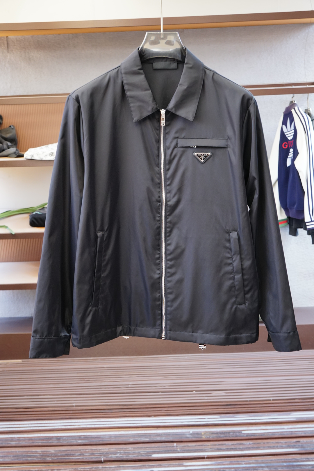 Prada普拉达/新款P家Re-Nylon再生尼龙材质撞色拉链门襟立领外套，男士胸前金属三角标装饰轻便夹