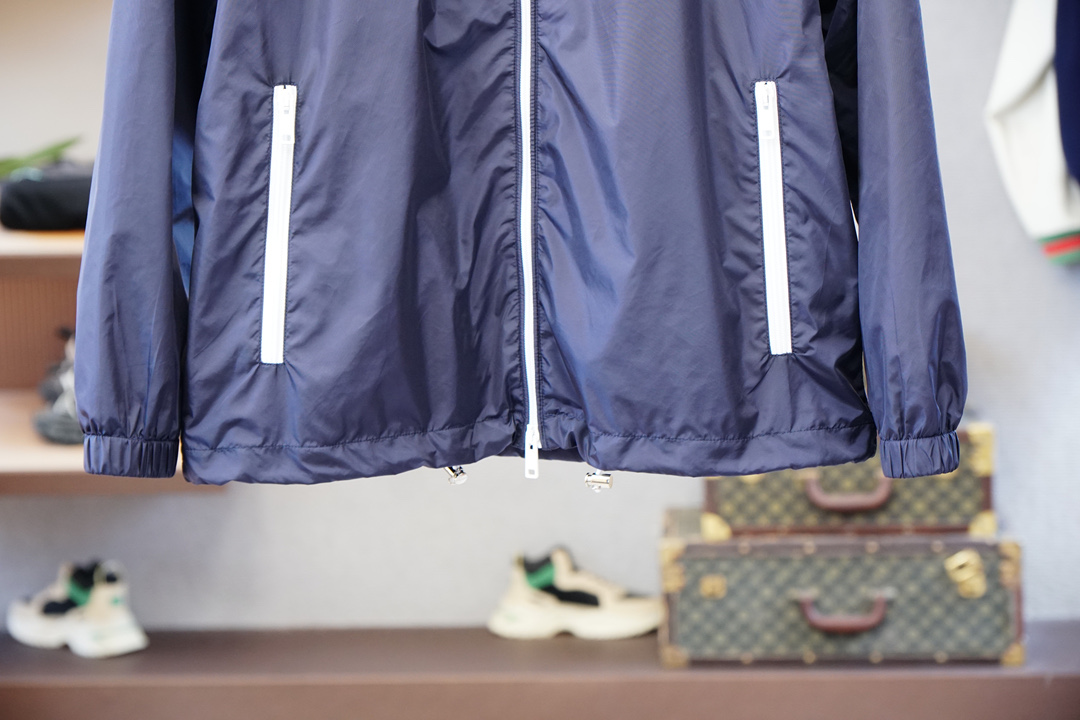 Prada普拉达/新款P家Re-Nylon再生尼龙材质撞色拉链门襟立领外套，男士胸前金属三角标装饰轻便夹