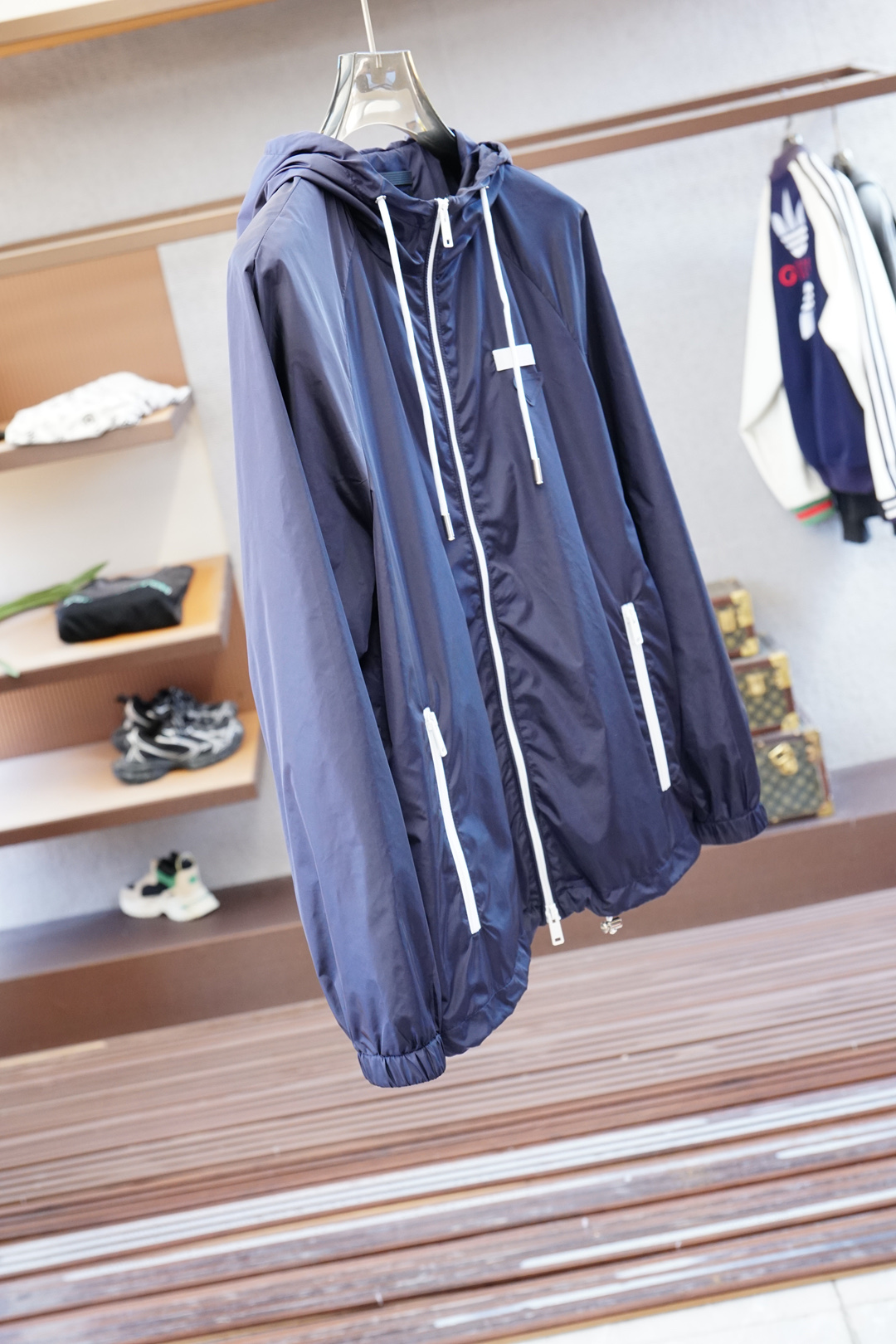 Prada普拉达/新款P家Re-Nylon再生尼龙材质撞色拉链门襟立领外套，男士胸前金属三角标装饰轻便夹