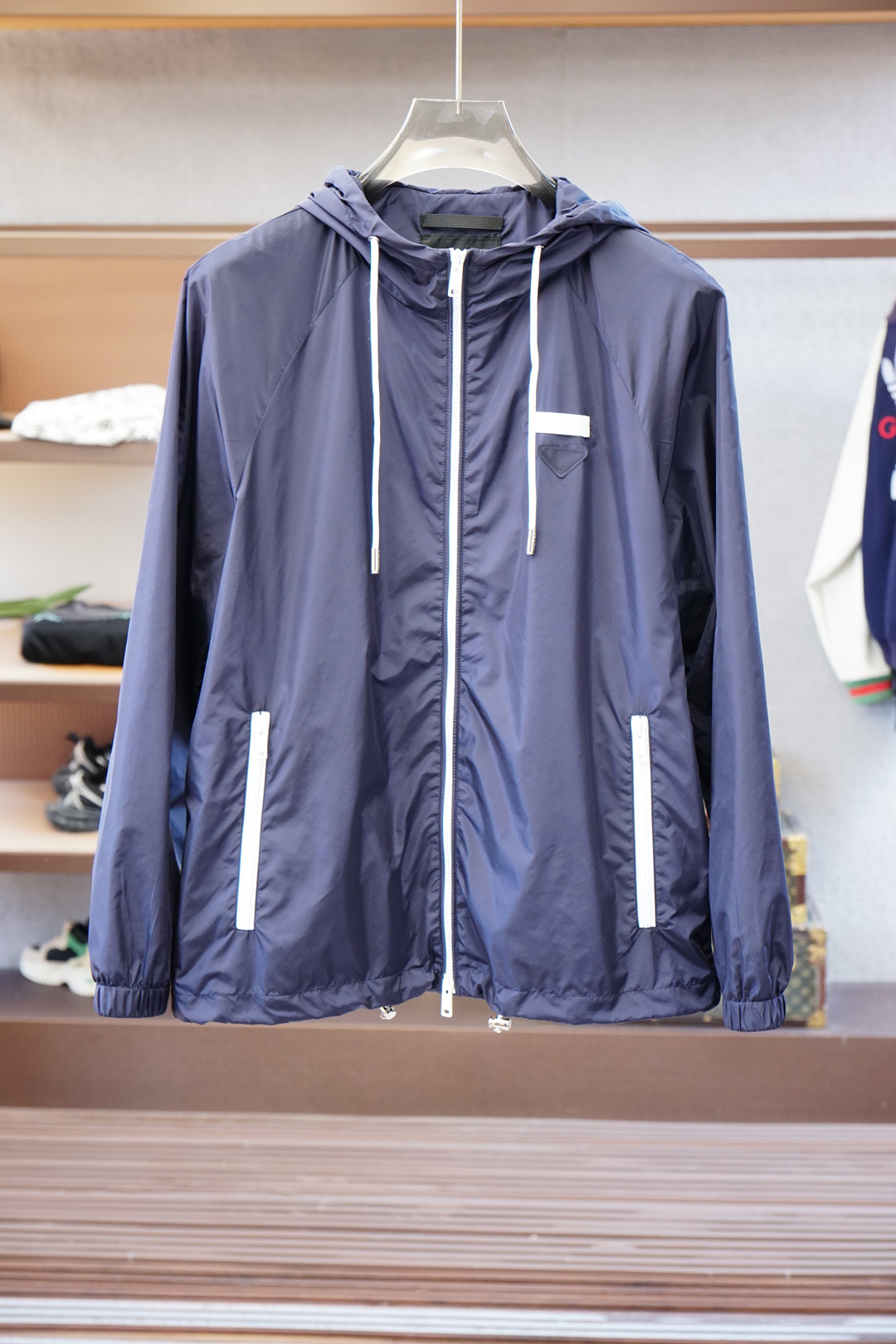 NO:531615,Prada/New PHR Re-Nylon Recycled Nylon Material Contrasted Zippered Plate-Boarded Stand Collar Jacket, Men's Metal Triangle Decorative Light Jacket. Order in the same channel in Romania, the most anticipated boutique products are coming, the contrasting zippered placket design, classic urban outdoor casual business style, craftsmanship and appearance are full!  It is built with the usual hit classic jacket style, but the highlights of this model are indeed beyond the past. The contrasting zippered placket, the iconic metal triangle logo embellishment on the chest, and the recycled nylon waterproof fabric are specially designed for outdoor use. It can be said that the whole body is 360 degrees. It perfectly improves the grade of the entire jacket, and the high-end luxury you can get at a glance!  Custom-made metal zippers are equipped with clear and exquisite brand logo embellishments, suitable for all men and for all occasions, and are the most commuter functional jackets. P home’s unique technology nylon material has a subtle touch and a seductive gloss, and the comfort of the upper body is absolutely to the top. With the top craftsmanship and various details, they are representative of the craftsman spirit of P home. This kind of detail creation is enough to make people feel the level of this style intuitively and three-dimensionally, which adds points to the wearer!  !  Size M-3XL, prada, prada, jackets & coats, jackets & coats, alexander wang19860909Prada普拉达/新款P家Re-Nylon再生尼龙材质撞色拉链门襟立领外套,男士胸前金属三角标装饰轻便夹克.罗马尼亚同渠道订单,最为期待的精品狠货来袭,撞色拉链门襟设计,经典都市户外休闲商务风格,工艺与颜值拉满！ 秉承着一贯的爆款经典夹克版型打造,但是此款的看点确实超越以往.撞色拉链门襟,胸前标志性金属三角徽标点缀,再生尼龙防水面料,专为户外打造,可以说浑身上下360度都皆是看点.完美提升整件夹克的档次,一眼便能GET到的高端奢华感！客供定制金属拉链,拉链标识刻有清晰精致的品牌LOGO点缀,适合一切男人,适合一切场合,可谓是最通勤的功能性夹克外套. P家独有的科技尼龙材质,触感微妙,光泽度更是撩人,上身舒适度绝对到顶.加上顶级的工艺打造,各种细节的处理,都是P家工匠精神的代表,这种细节的打造,足以让人直观立体的感受到此款的档次所在,更为穿着者加分！！尺码M-3XL,,prada,prada,jackets & coats,jackets & coats,alexander wang,Men's clothing