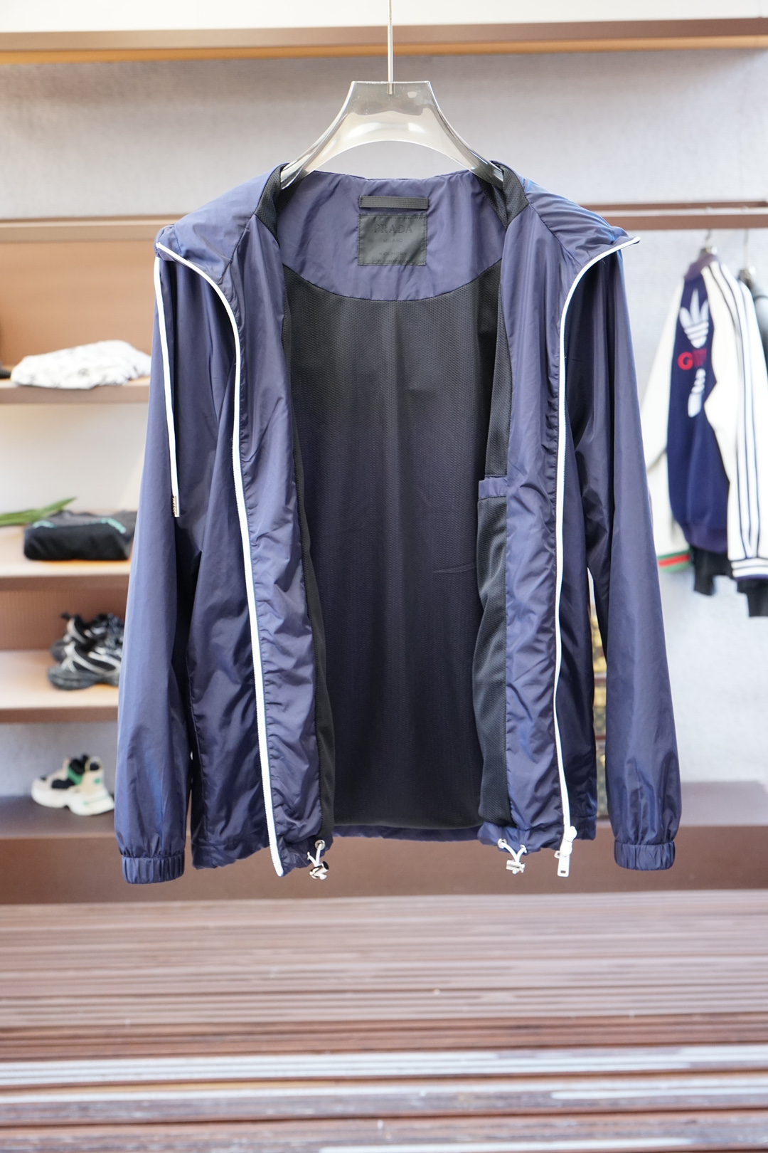 Prada普拉达/新款P家Re-Nylon再生尼龙材质撞色拉链门襟立领外套，男士胸前金属三角标装饰轻便夹